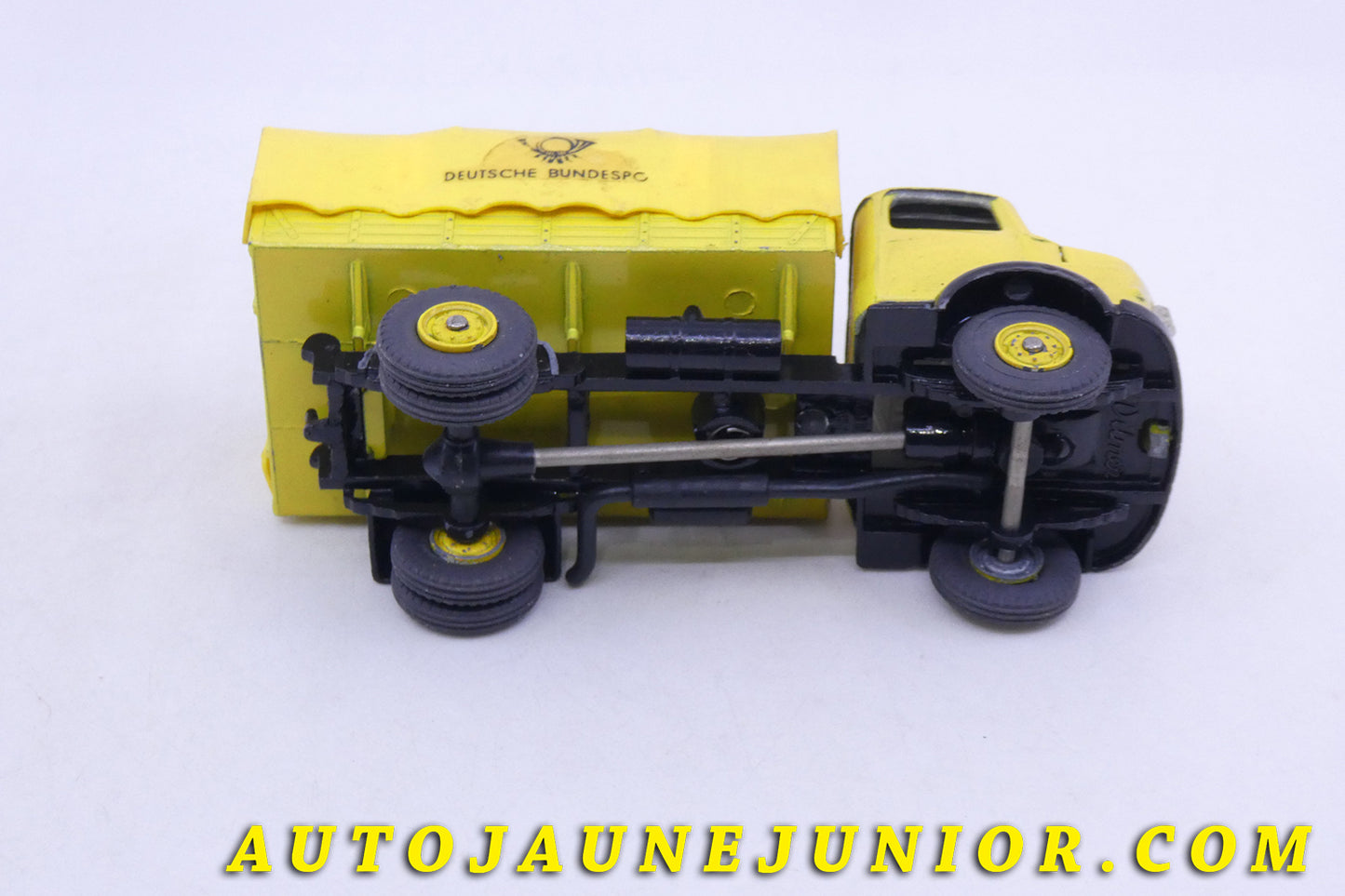 Le Vilmer Mercedes Camion ridelles bâché "Deutsche Bundespost" (Version pour le marché allemand) est en vente sur Auto Jaune Junior ! Découvrez nos collections de diecast Tekno, Politoys, Mebetoys, Mercury, Joal, Diapet, Märklin, TootsieToys.AutoJaune Junior ; Vous avez le même jouet ? Profitez de notre expertise pour vous accompagner dans la vente de vos modèles ou votre collection ! Nous achetons tous lots de miniatures ! Contactez nous !