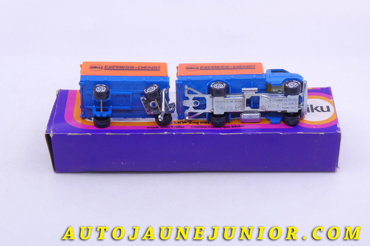 Le Siku Hanomag Camion ridelles bâché et remorque "Siku Express" est en vente sur Auto Jaune Junior ! Découvrez nos collections de diecast Tekno, Politoys, Mebetoys, Mercury, Joal, Diapet, Märklin, TootsieToys.AutoJaune Junior ; Vous avez le même jouet ? Profitez de notre expertise pour vous accompagner dans la vente de vos modèles ou votre collection ! Nous achetons tous lots de miniatures ! Contactez nous !