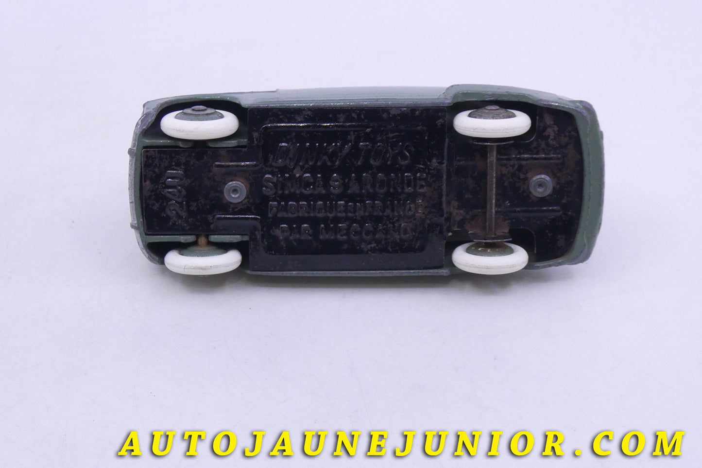 Le Dinky Toys Simca Simca 9 Aronde est en vente sur Auto Jaune Junior ! Découvrez nos collections de diecast Tekno, Politoys, Mebetoys, Mercury, Joal, Diapet, Märklin, TootsieToys.AutoJaune Junior ; Vous avez le même jouet ? Profitez de notre expertise pour vous accompagner dans la vente de vos modèles ou votre collection ! Nous achetons tous lots de miniatures ! Contactez nous !