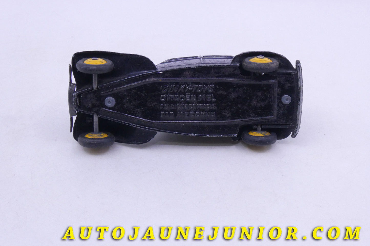 Le Dinky Toys Citroën 11BL traction avant est en vente sur Auto Jaune Junior ! Découvrez nos collections de diecast Tekno, Politoys, Mebetoys, Mercury, Joal, Diapet, Märklin, TootsieToys.AutoJaune Junior ; Vous avez le même jouet ? Profitez de notre expertise pour vous accompagner dans la vente de vos modèles ou votre collection ! Nous achetons tous lots de miniatures ! Contactez nous !