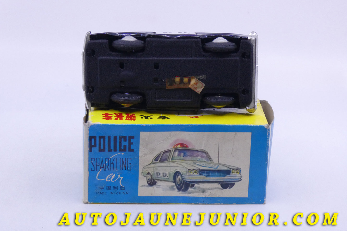 Le Chine Auto Berline Police MF 900 est en vente sur Auto Jaune Junior ! Découvrez nos collections de diecast Tekno, Politoys, Mebetoys, Mercury, Joal, Diapet, Märklin, TootsieToys.AutoJaune Junior ; Vous avez le même jouet ? Profitez de notre expertise pour vous accompagner dans la vente de vos modèles ou votre collection ! Nous achetons tous lots de miniatures ! Contactez nous !