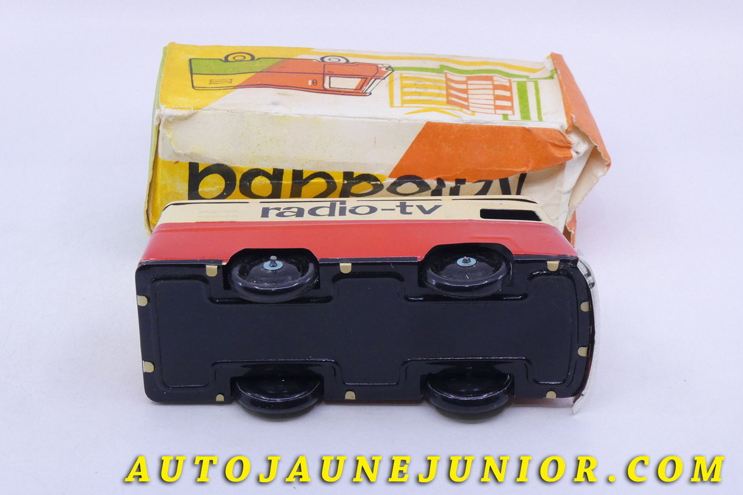 Le Roumanie Van Autotuba Fourgon Radio TV est en vente sur Auto Jaune Junior ! Découvrez nos collections de diecast Tekno, Politoys, Mebetoys, Mercury, Joal, Diapet, Märklin, TootsieToys.AutoJaune Junior ; Vous avez le même jouet ? Profitez de notre expertise pour vous accompagner dans la vente de vos modèles ou votre collection ! Nous achetons tous lots de miniatures ! Contactez nous !