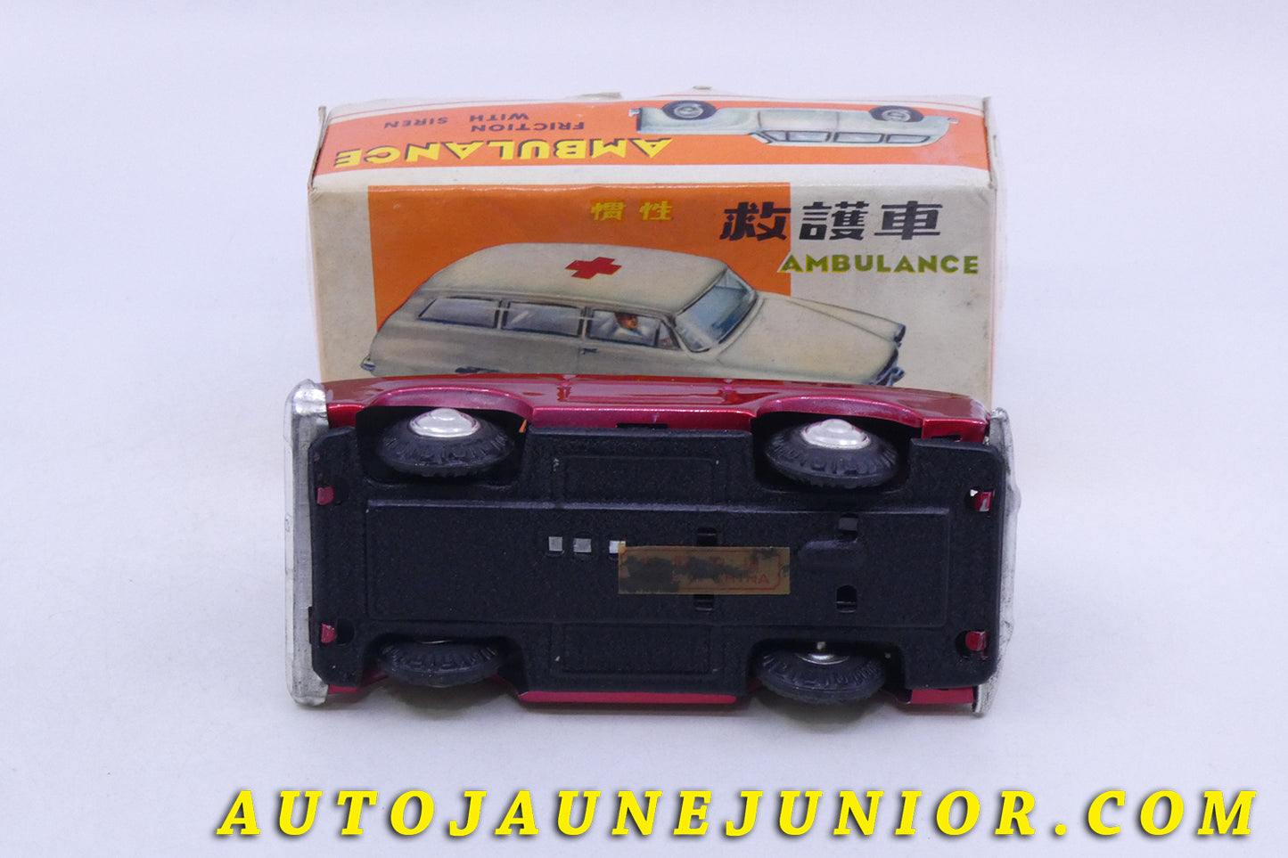 Le Chine Breack Ambulance est en vente sur Auto Jaune Junior ! Découvrez nos collections de diecast Tekno, Politoys, Mebetoys, Mercury, Joal, Diapet, Märklin, TootsieToys.AutoJaune Junior ; Vous avez le même jouet ? Profitez de notre expertise pour vous accompagner dans la vente de vos modèles ou votre collection ! Nous achetons tous lots de miniatures ! Contactez nous !