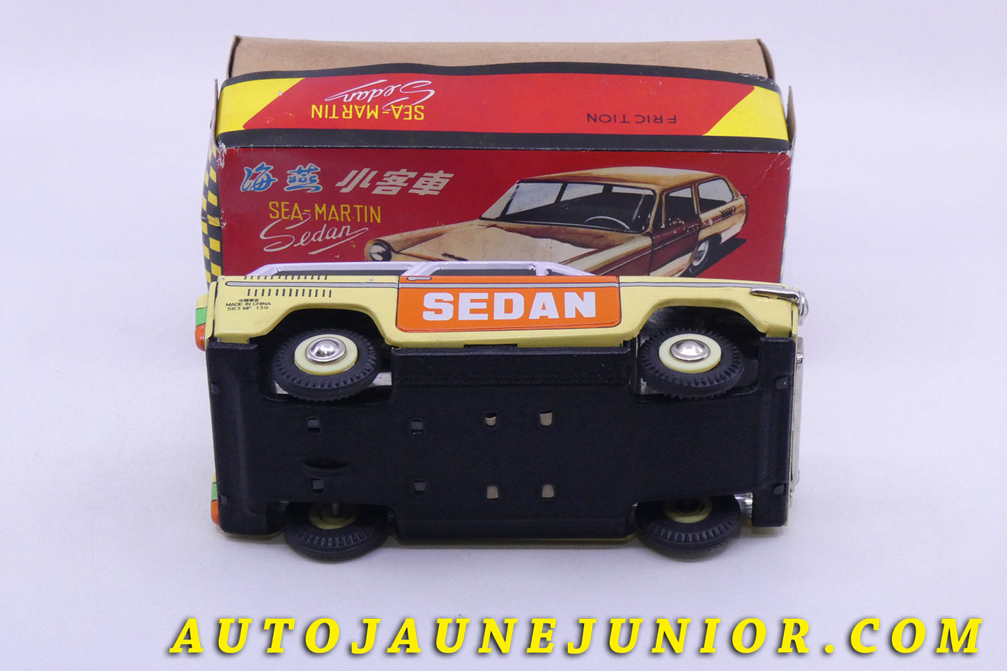 Le Chine Auto Sedan est en vente sur Auto Jaune Junior ! Découvrez nos collections de diecast Tekno, Politoys, Mebetoys, Mercury, Joal, Diapet, Märklin, TootsieToys.AutoJaune Junior ; Vous avez le même jouet ? Profitez de notre expertise pour vous accompagner dans la vente de vos modèles ou votre collection ! Nous achetons tous lots de miniatures ! Contactez nous !