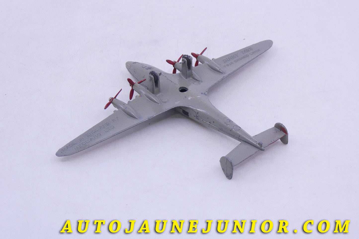 Le Dinky Toys Avion DH Albatross est en vente sur Auto Jaune Junior ! Découvrez nos collections de diecast Tekno, Politoys, Mebetoys, Mercury, Joal, Diapet, Märklin, TootsieToys.AutoJaune Junior ; Vous avez le même jouet ? Profitez de notre expertise pour vous accompagner dans la vente de vos modèles ou votre collection ! Nous achetons tous lots de miniatures ! Contactez nous !