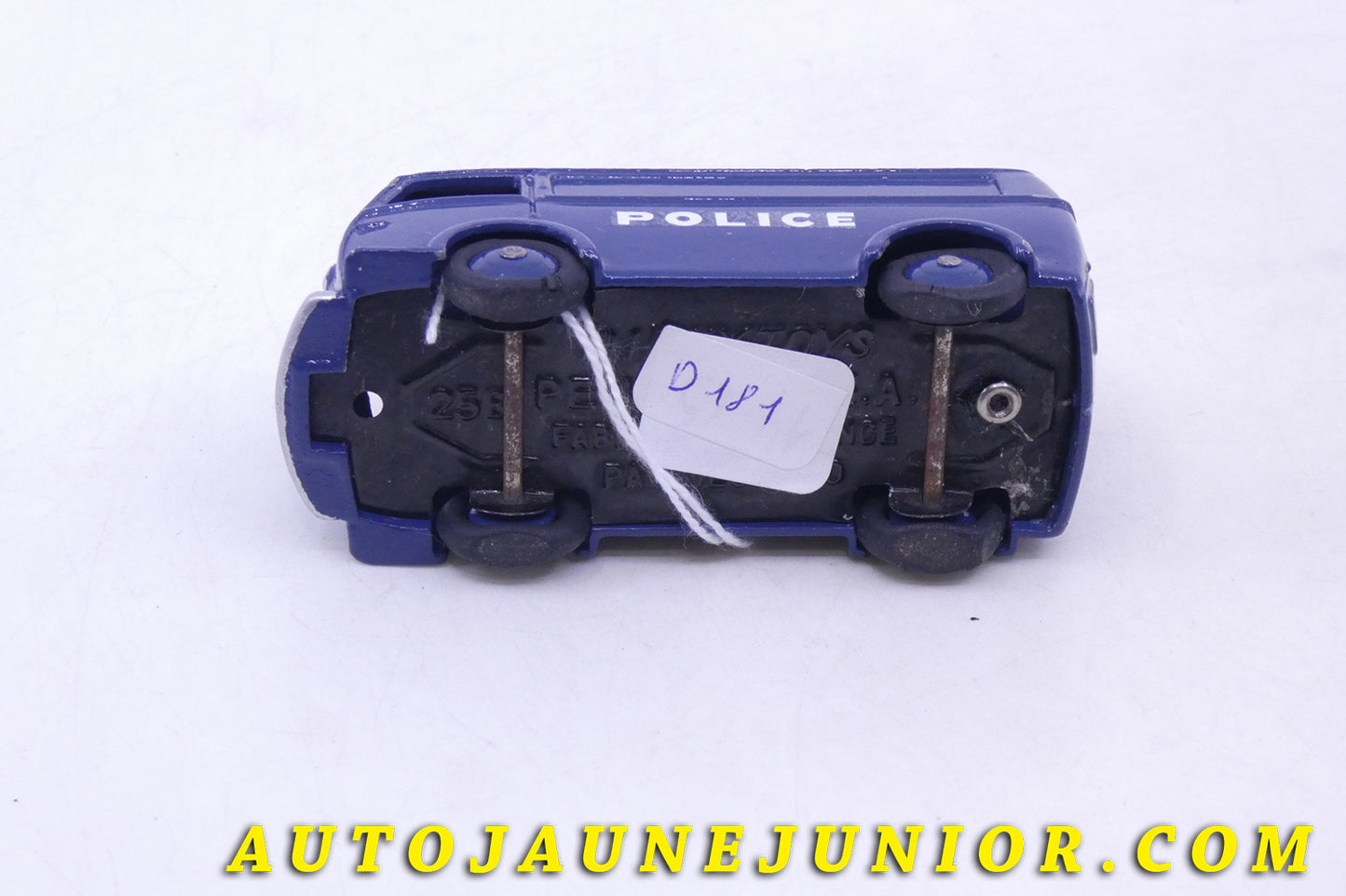 Le Dinky Toys Citroën D3A Police Proto est en vente sur Auto Jaune Junior ! Découvrez nos collections de diecast Tekno, Politoys, Mebetoys, Mercury, Joal, Diapet, Märklin, TootsieToys.AutoJaune Junior ; Vous avez le même jouet ? Profitez de notre expertise pour vous accompagner dans la vente de vos modèles ou votre collection ! Nous achetons tous lots de miniatures ! Contactez nous !