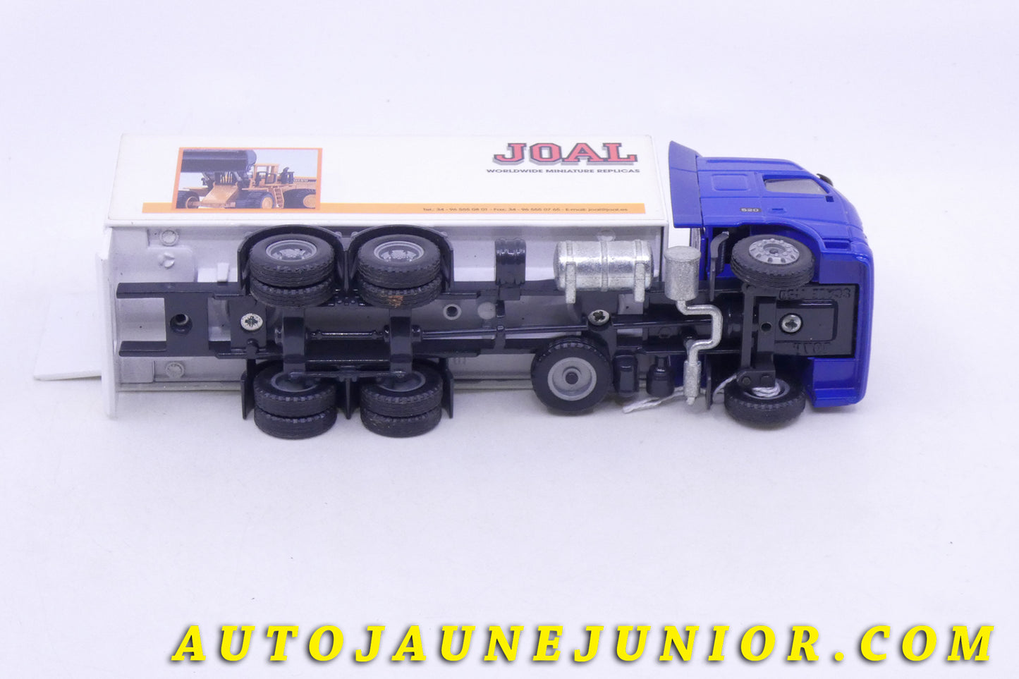 Le Joal Volvo FH16 est en vente sur Auto Jaune Junior ! Découvrez nos collections de diecast Tekno, Politoys, Mebetoys, Mercury, Joal, Diapet, Märklin, TootsieToys.AutoJaune Junior ; Vous avez le même jouet ? Profitez de notre expertise pour vous accompagner dans la vente de vos modèles ou votre collection ! Nous achetons tous lots de miniatures ! Contactez nous !