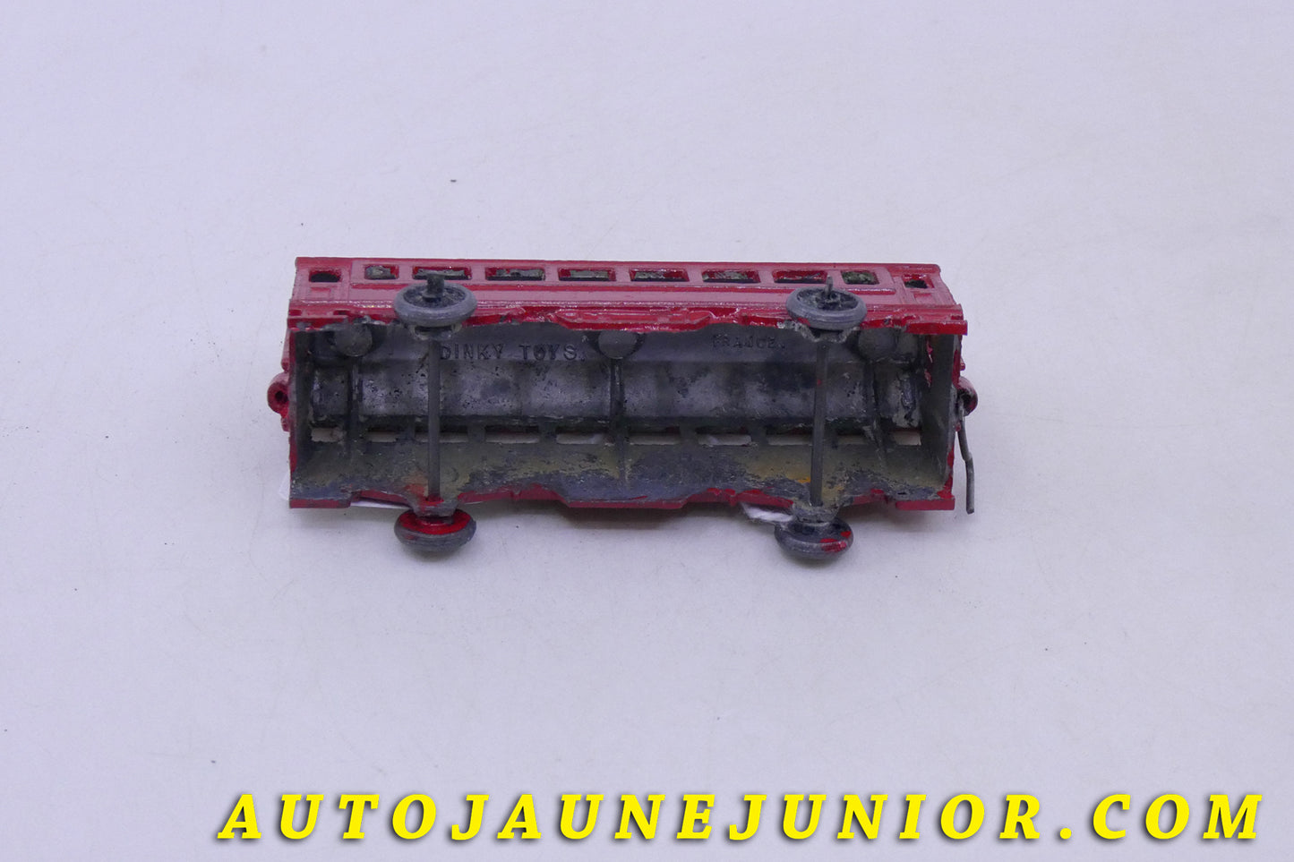 Le Solido Renault Cabine téléphonique est en vente sur Auto Jaune Junior ! Découvrez nos collections de diecast Tekno, Politoys, Mebetoys, Mercury, Joal, Diapet, Märklin, TootsieToys.AutoJaune Junior ; Vous avez le même jouet ? Profitez de notre expertise pour vous accompagner dans la vente de vos modèles ou votre collection ! Nous achetons tous lots de miniatures ! Contactez nous !