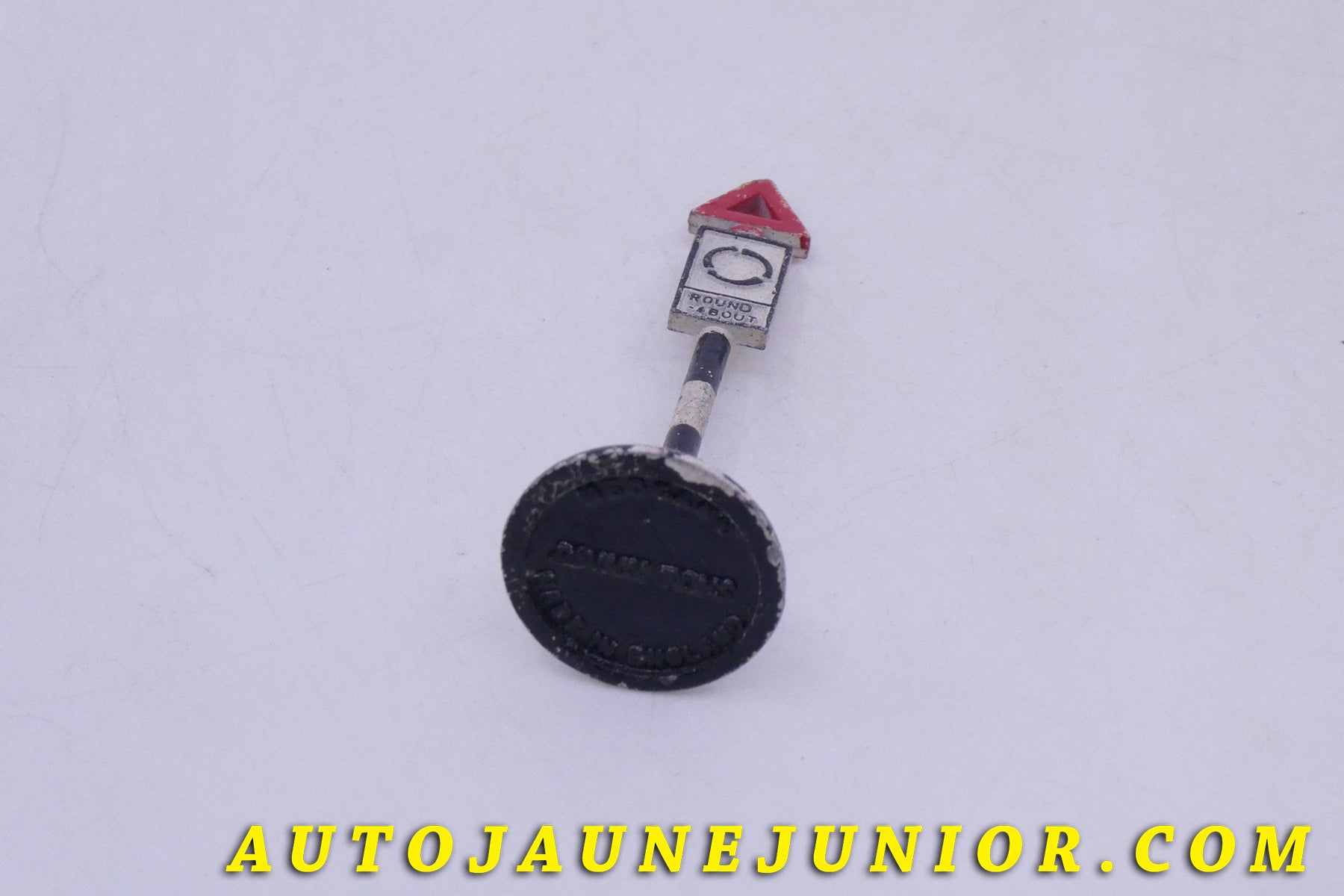 Le Dinky Toys Panneau Panneau Round About est en vente sur Auto Jaune Junior ! Découvrez nos collections de diecast Tekno, Politoys, Mebetoys, Mercury, Joal, Diapet, Märklin, TootsieToys.AutoJaune Junior ; Vous avez le même jouet ? Profitez de notre expertise pour vous accompagner dans la vente de vos modèles ou votre collection ! Nous achetons tous lots de miniatures ! Contactez nous !