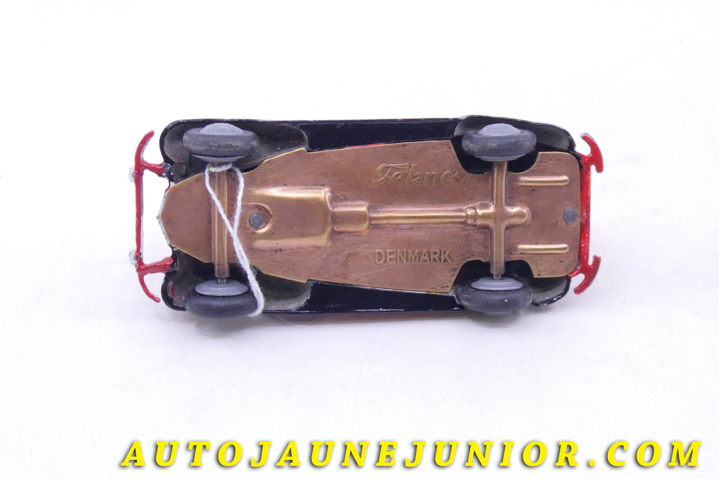 Le Tekno Mercedes Camionette Ambulance est en vente sur Auto Jaune Junior ! Découvrez nos collections de diecast Tekno, Politoys, Mebetoys, Mercury, Joal, Diapet, Märklin, TootsieToys.Vous avez le même jouet ? Profitez de notre expertise pour vous accompagner dans la vente de vos modèles ou votre collection ! Nous achetons tous lots de miniatures ! Contactez nous !