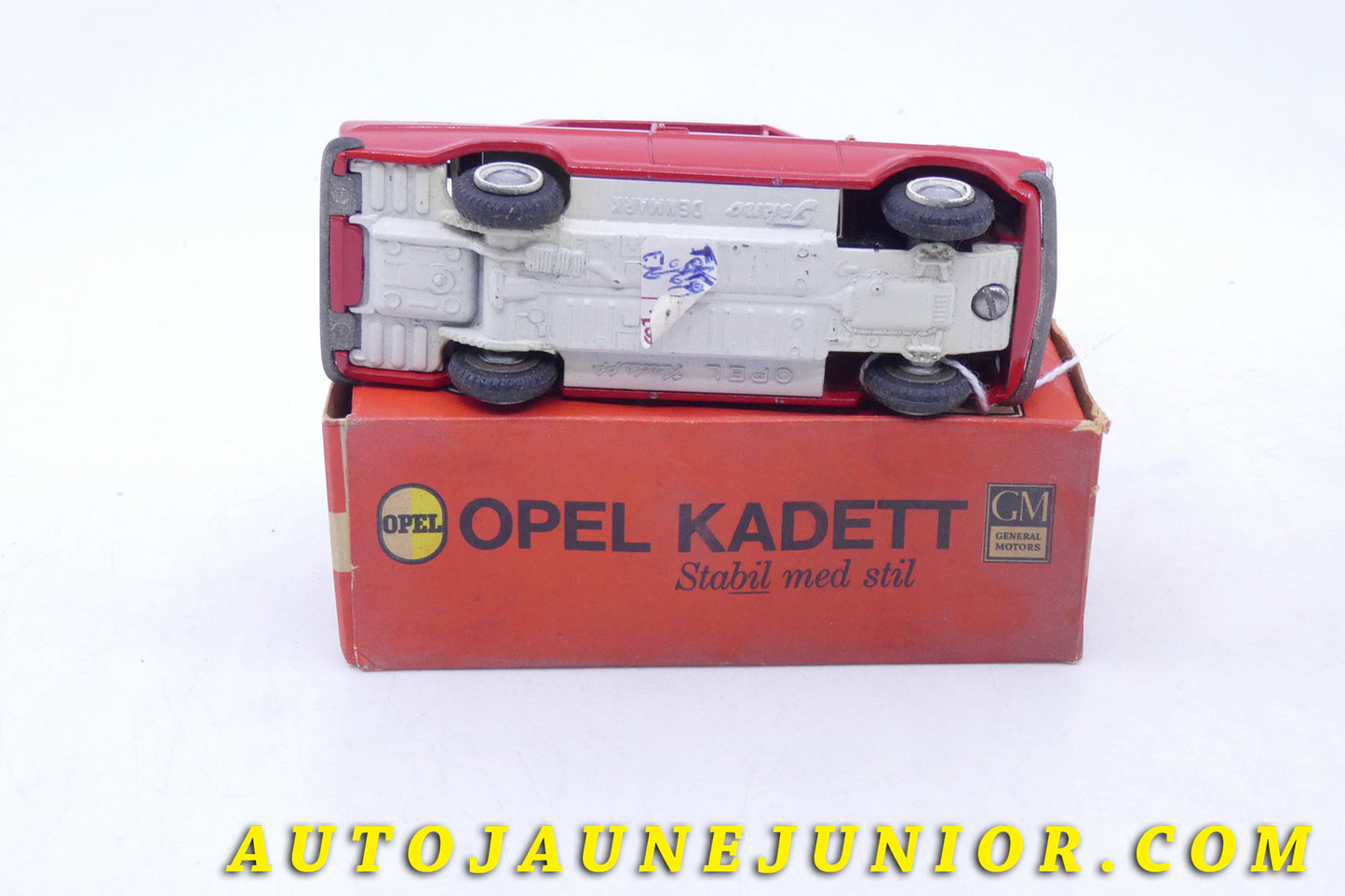 Le Tekno Opel Kadett est en vente sur Auto Jaune Junior ! Découvrez nos collections de diecast Tekno, Politoys, Mebetoys, Mercury, Joal, Diapet, Märklin, TootsieToys.AutoJaune Junior ; Vous avez le même jouet ? Profitez de notre expertise pour vous accompagner dans la vente de vos modèles ou votre collection ! Nous achetons tous lots de miniatures ! Contactez nous !