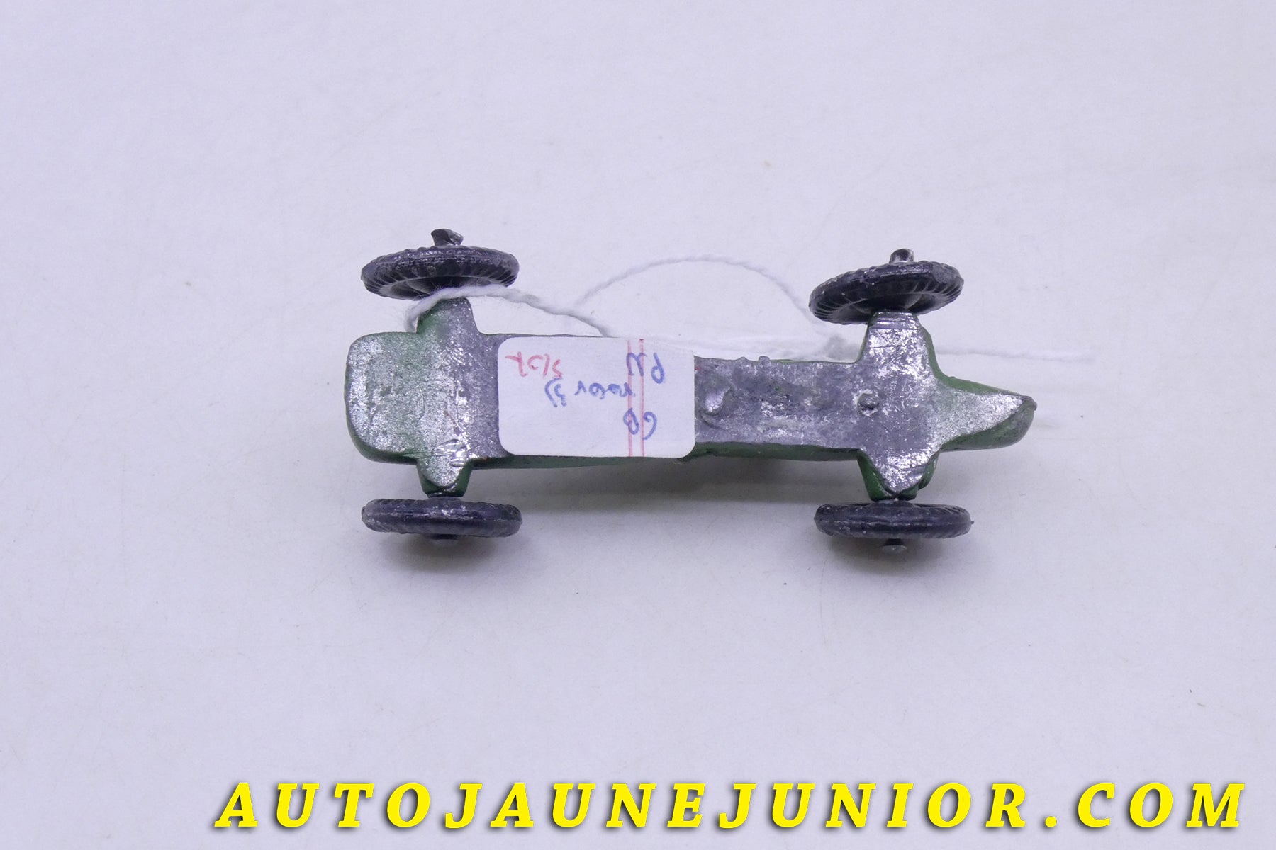 Le GB MG Ulster (Copie de la Dinky GB 35B) est en vente sur Auto Jaune Junior ! Découvrez nos collections de diecast Tekno, Politoys, Mebetoys, Mercury, Joal, Diapet, Märklin, TootsieToys.AutoJaune Junior ; Vous avez le même jouet ? Profitez de notre expertise pour vous accompagner dans la vente de vos modèles ou votre collection ! Nous achetons tous lots de miniatures ! Contactez nous !