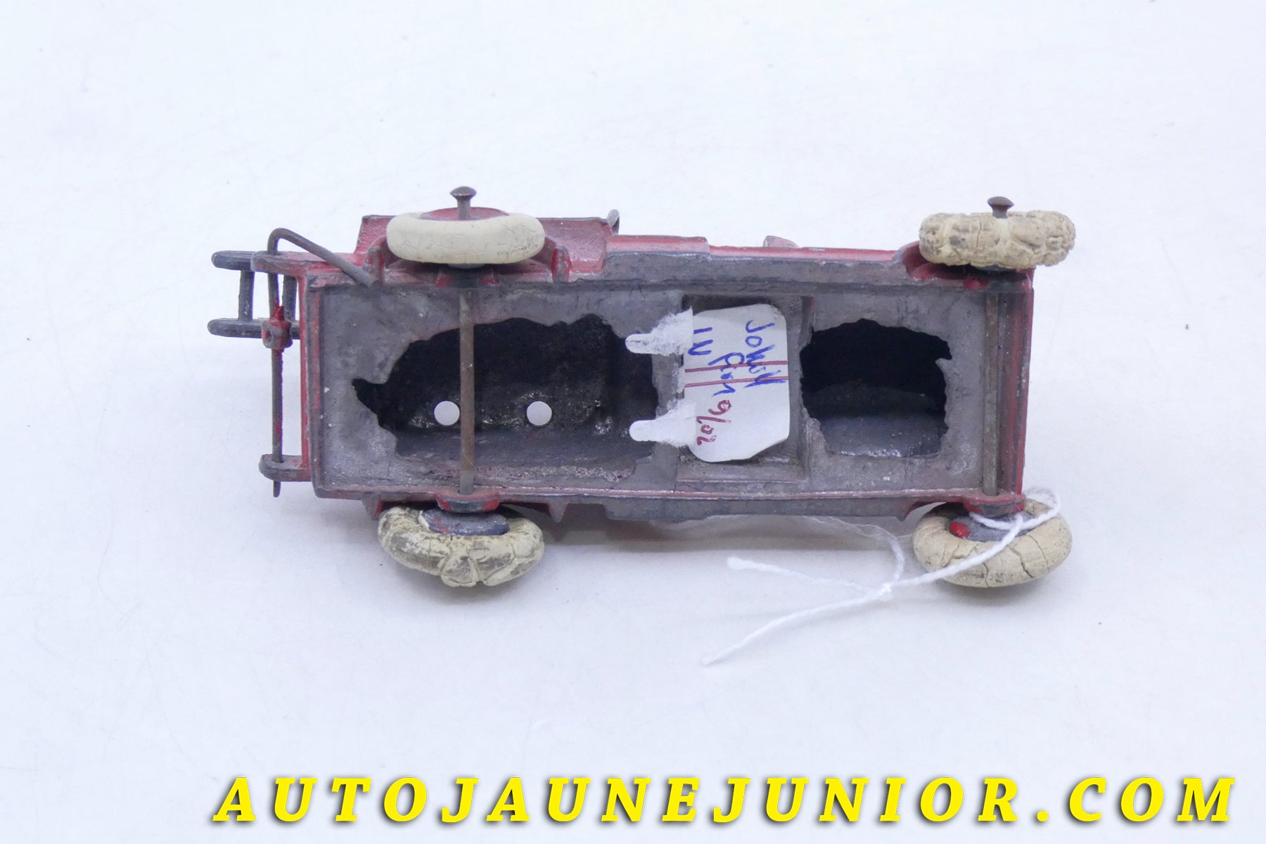 Le Jo Hill & Co Dennis Camion pompier premier secours est en vente sur Auto Jaune Junior ! Découvrez nos collections de diecast Tekno, Politoys, Mebetoys, Mercury, Joal, Diapet, Märklin, TootsieToys.AutoJaune Junior ; Vous avez le même jouet ? Profitez de notre expertise pour vous accompagner dans la vente de vos modèles ou votre collection ! Nous achetons tous lots de miniatures ! Contactez nous !