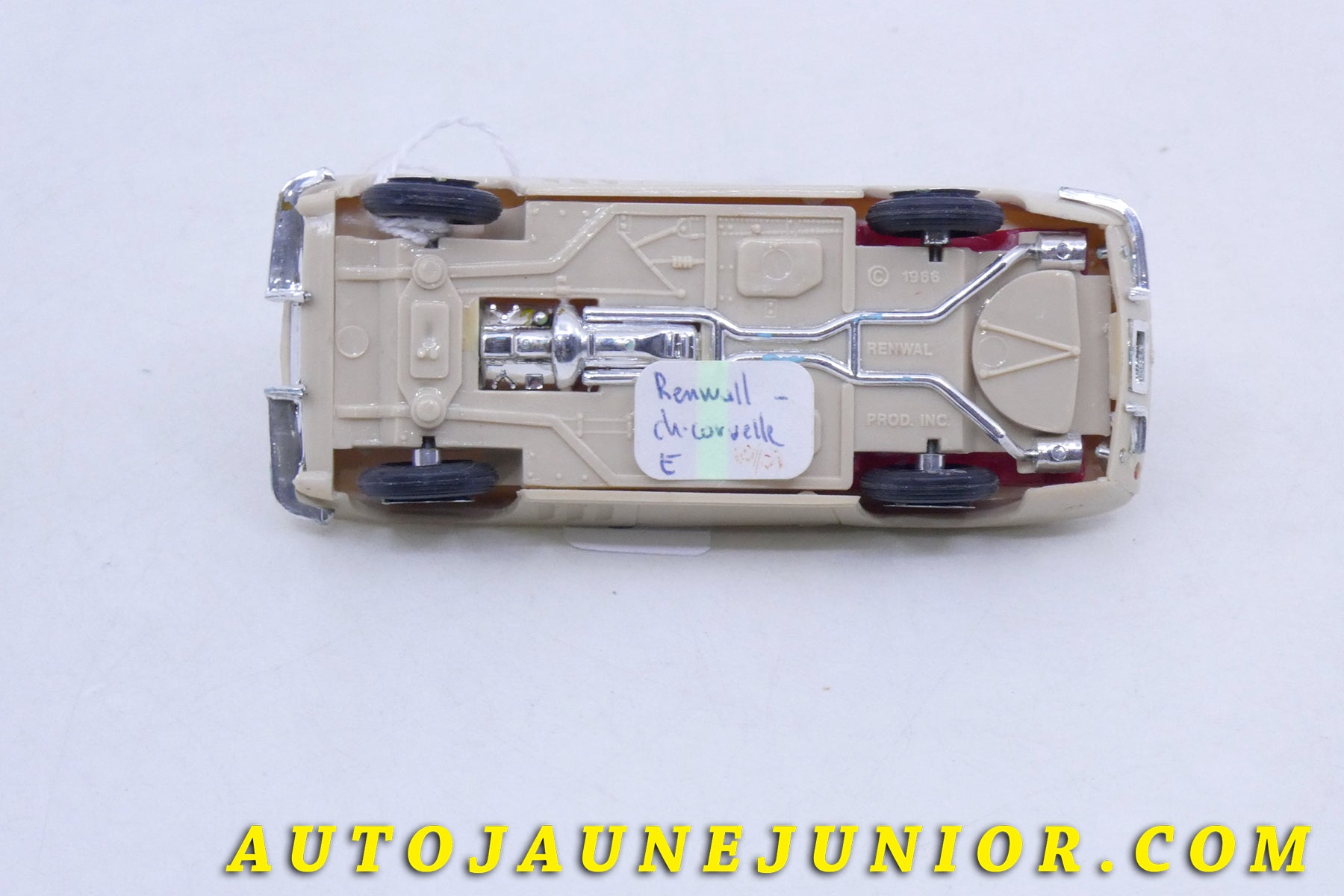 Le Renwall Chevrolet Corvette 1966 est en vente sur Auto Jaune Junior ! Découvrez nos collections de diecast Tekno, Politoys, Mebetoys, Mercury, Joal, Diapet, Märklin, TootsieToys.AutoJaune Junior ; Vous avez le même jouet ? Profitez de notre expertise pour vous accompagner dans la vente de vos modèles ou votre collection ! Nous achetons tous lots de miniatures ! Contactez nous !
