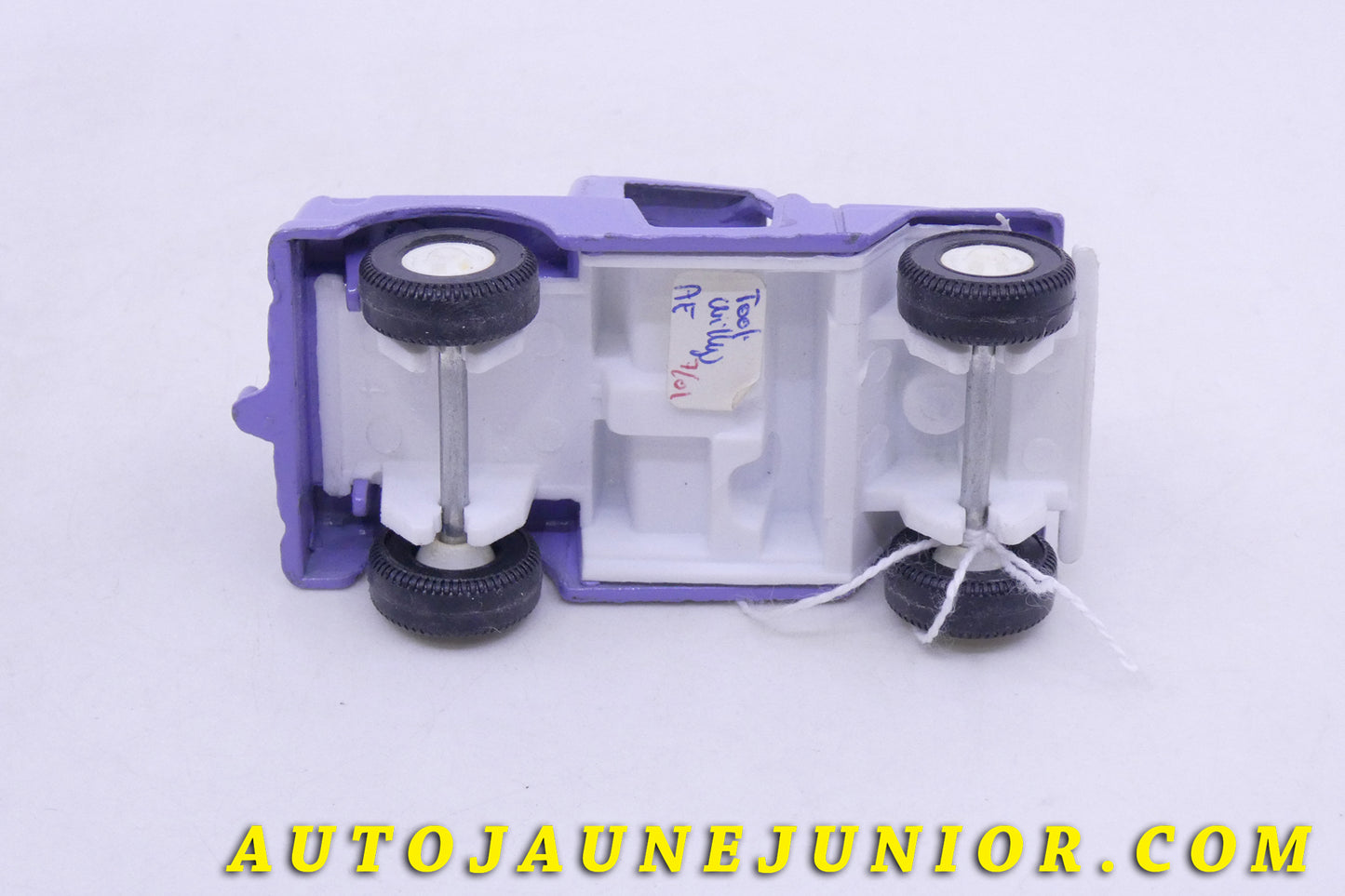 Le Tootsietoys Willys Pick Up est en vente sur Auto Jaune Junior ! Découvrez nos collections de diecast Tekno, Politoys, Mebetoys, Mercury, Joal, Diapet, Märklin, TootsieToys.Vous avez le même jouet ? Profitez de notre expertise pour vous accompagner dans la vente de vos modèles ou votre collection ! Nous achetons tous lots de miniatures ! Contactez nous !