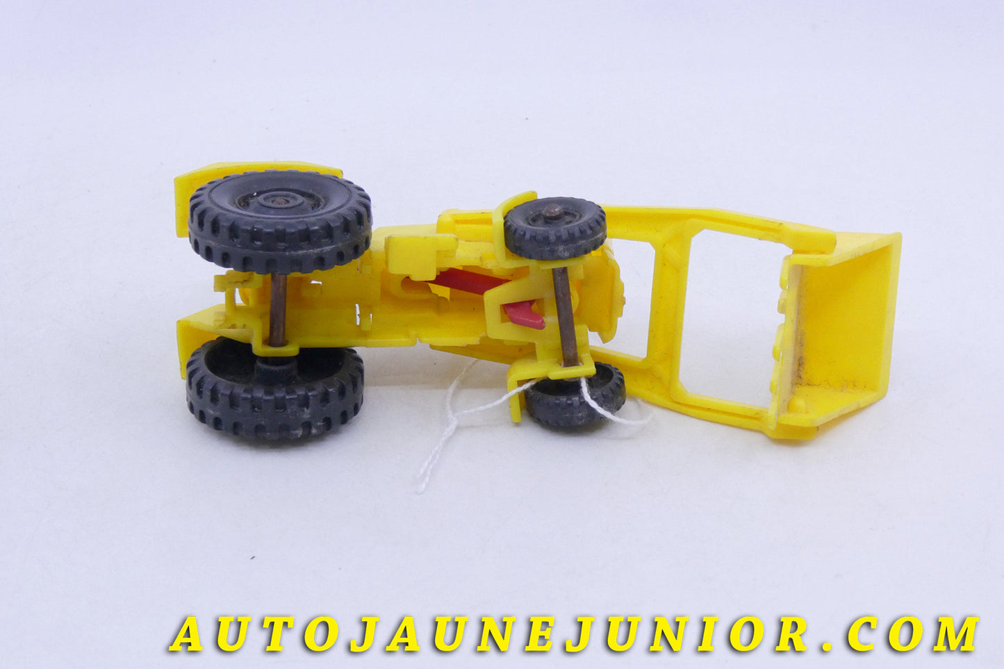 Le Allemagne Deutz Tracteur Pelle est en vente sur Auto Jaune Junior ! Découvrez nos collections de diecast Tekno, Politoys, Mebetoys, Mercury, Joal, Diapet, Märklin, TootsieToys.AutoJaune Junior ; Vous avez le même jouet ? Profitez de notre expertise pour vous accompagner dans la vente de vos modèles ou votre collection ! Nous achetons tous lots de miniatures ! Contactez nous !