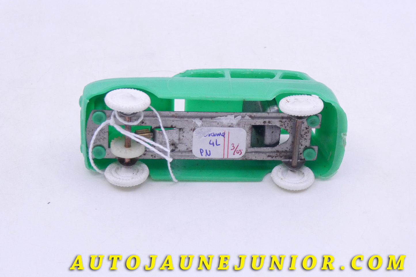 Le Sésame Renault 4L Berline à Friction est en vente sur Auto Jaune Junior ! Découvrez nos collections de diecast Tekno, Politoys, Mebetoys, Mercury, Joal, Diapet, Märklin, TootsieToys.AutoJaune Junior ; Vous avez le même jouet ? Profitez de notre expertise pour vous accompagner dans la vente de vos modèles ou votre collection ! Nous achetons tous lots de miniatures ! Contactez nous !