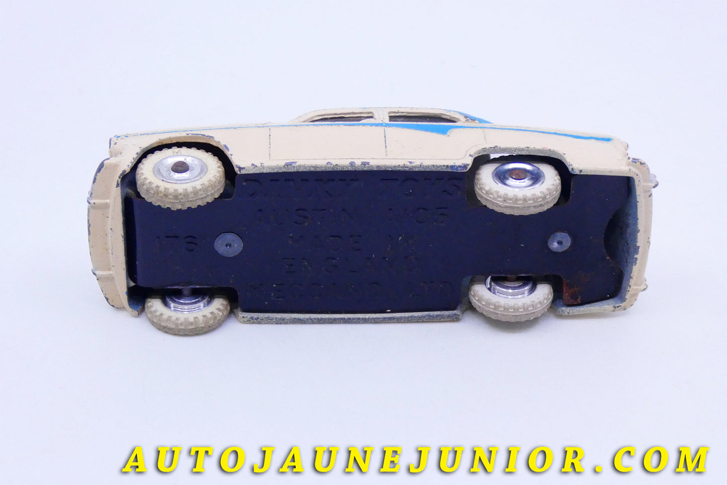 Le #3411 - Dinky Toys - Austin - A 105 Bicolore (Peu fréquente version coloris + Jantes acier !) est en vente sur Auto Jaune Junior ! Tekno, Politoys, Mebetoys, Mercury, Joal, Diapet, Märklin, TootsieToys.Vous avez le même jouet ? Profitez de notre expertise pour vous accompagner dans la vente de vos modèles ou votre collection ! Nous achetons tous lots de miniatures ! Contactez nous ! contact@autojaunejunior.com.