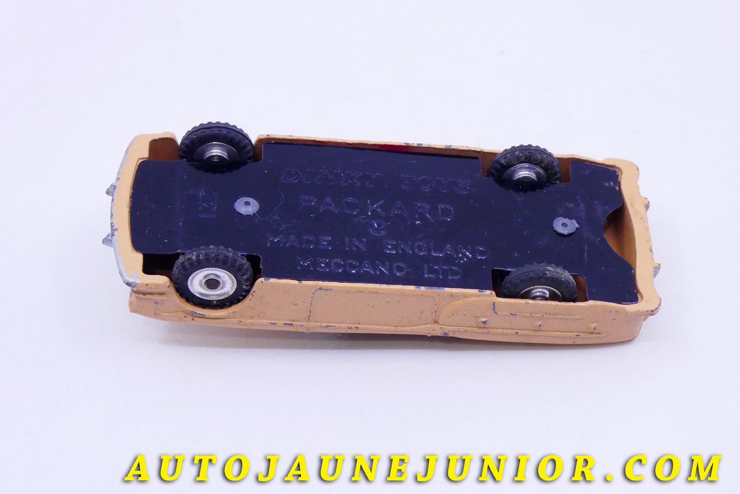 Le #3412 - Dinky Toys - Packard - Clipper Cabriolet (version tardive jantes acier ! ) est en vente sur Auto Jaune Junior ! Tekno, Politoys, Mebetoys, Mercury, Joal, Diapet, Märklin, TootsieToys.Vous avez le même jouet ? Profitez de notre expertise pour vous accompagner dans la vente de vos modèles ou votre collection ! Nous achetons tous lots de miniatures ! Contactez nous ! contact@autojaunejunior.com.