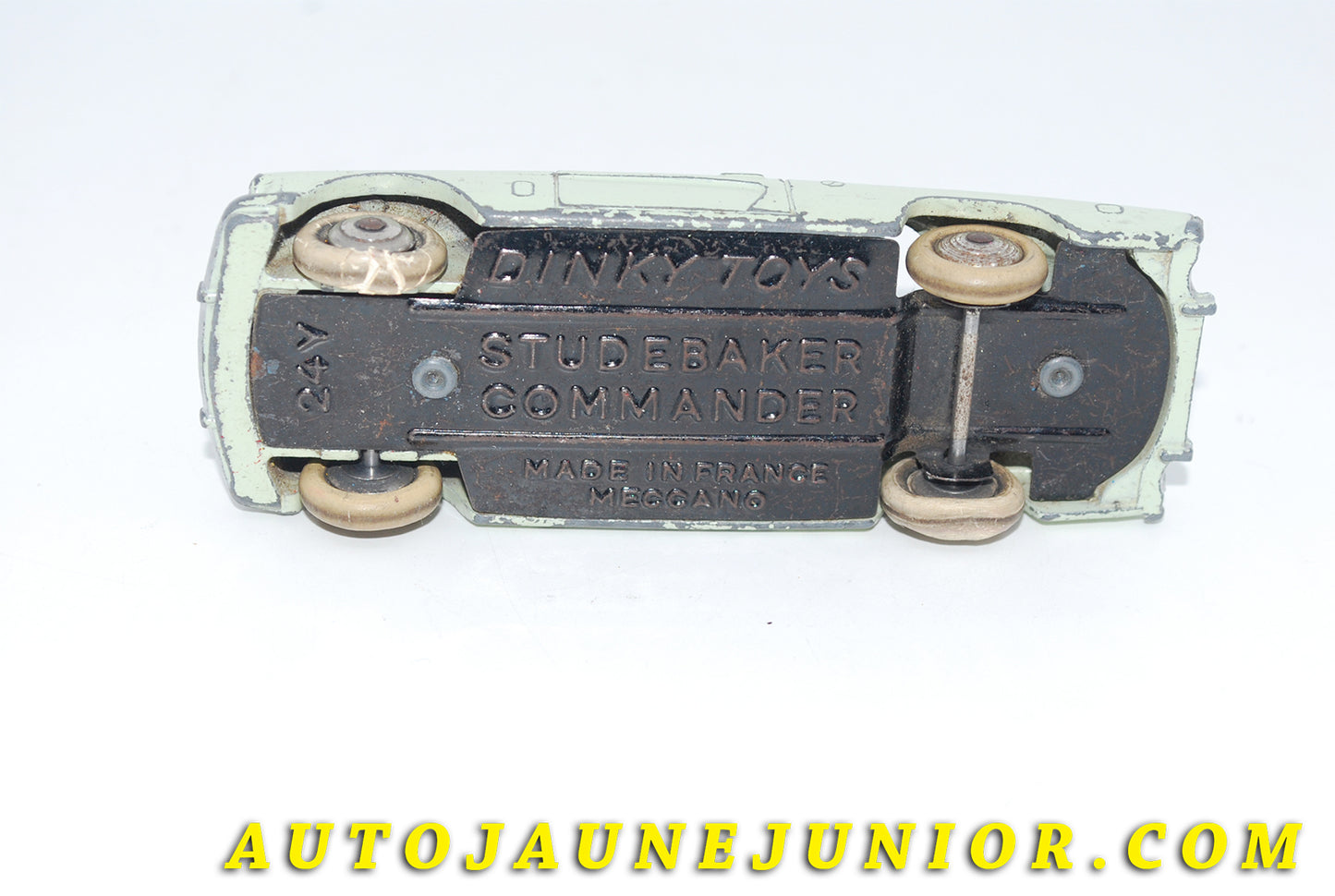 Le #3445 - Dinky Toys - Studebaker - Commander (chassis plein) est en vente sur Auto Jaune Junior ! Tekno, Politoys, Mebetoys, Mercury, Joal, Diapet, Märklin, TootsieToys.Vous avez le même jouet ? Profitez de notre expertise pour vous accompagner dans la vente de vos modèles ou votre collection ! Nous achetons tous lots de miniatures ! Contactez nous ! contact@autojaunejunior.com.