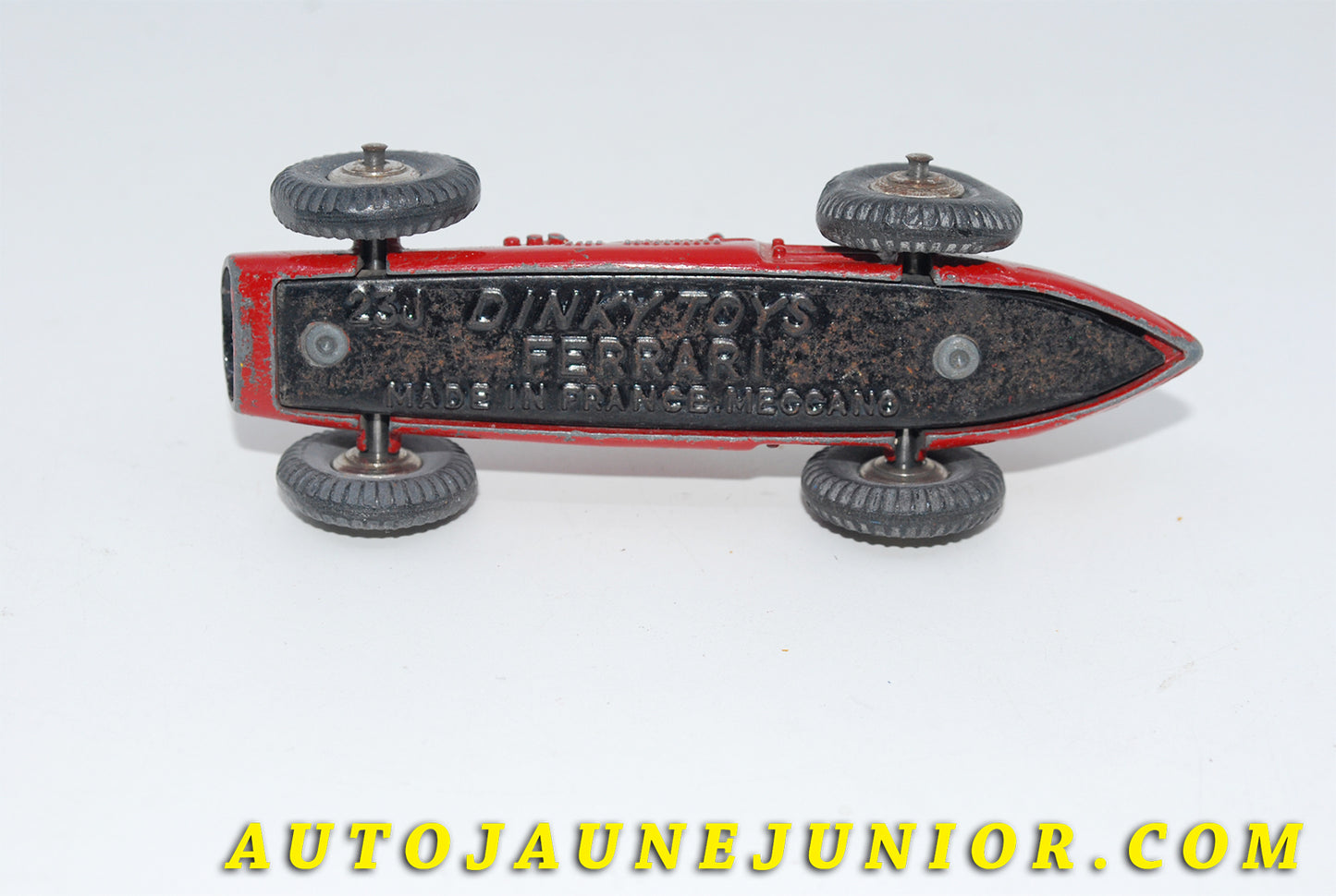 Le #3449 - Dinky Toys - Ferrari - 500 F2 Calandre quadrillée #1 est en vente sur Auto Jaune Junior ! Tekno, Politoys, Mebetoys, Mercury, Joal, Diapet, Märklin, TootsieToys.Vous avez le même jouet ? Profitez de notre expertise pour vous accompagner dans la vente de vos modèles ou votre collection ! Nous achetons tous lots de miniatures ! Contactez nous ! contact@autojaunejunior.com.