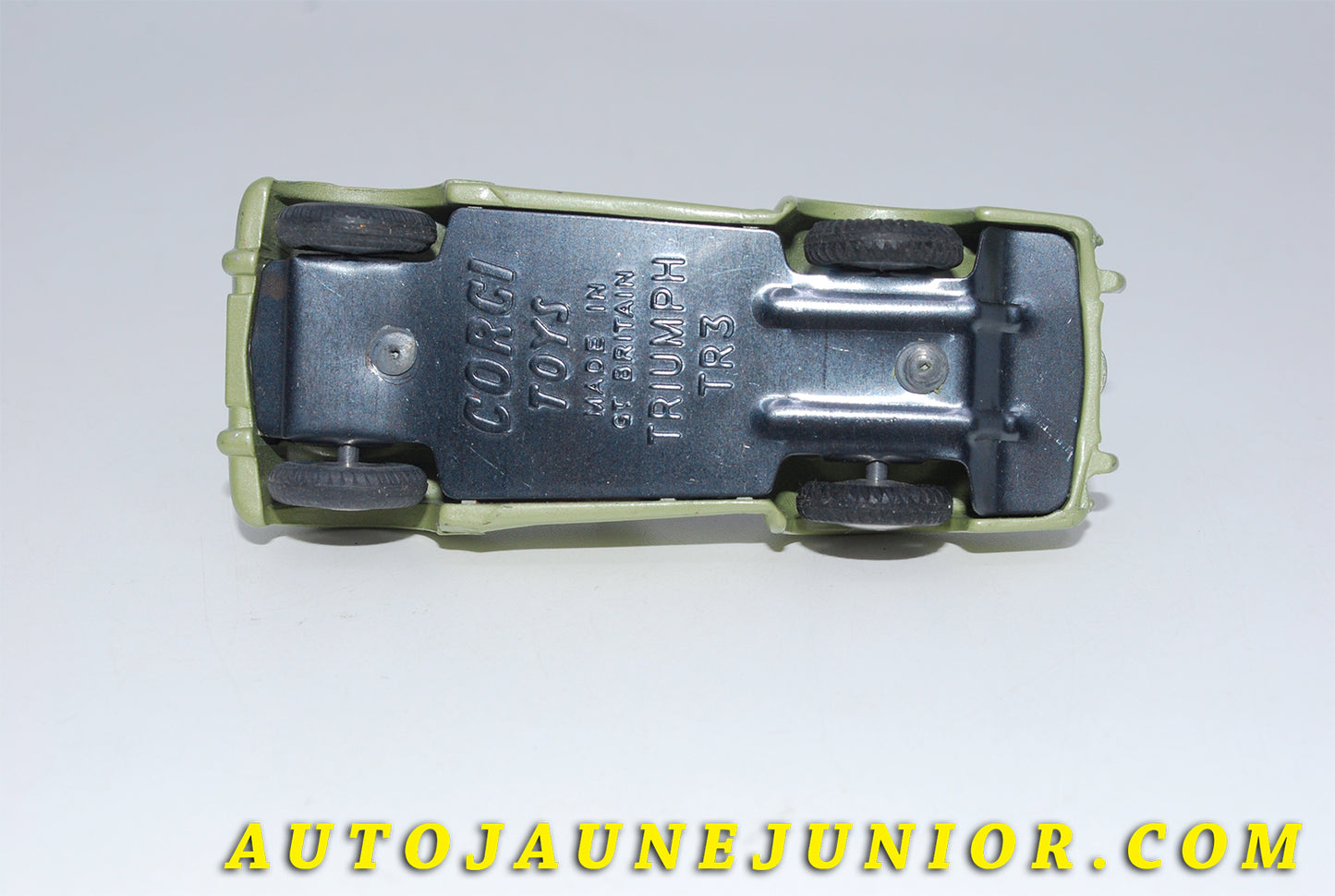 Le #3453 - Corgi Toys - Triumph - TR3 Cabriolet est en vente sur Auto Jaune Junior ! Tekno, Politoys, Mebetoys, Mercury, Joal, Diapet, Märklin, TootsieToys.Vous avez le même jouet ? Profitez de notre expertise pour vous accompagner dans la vente de vos modèles ou votre collection ! Nous achetons tous lots de miniatures ! Contactez nous ! contact@autojaunejunior.com.
