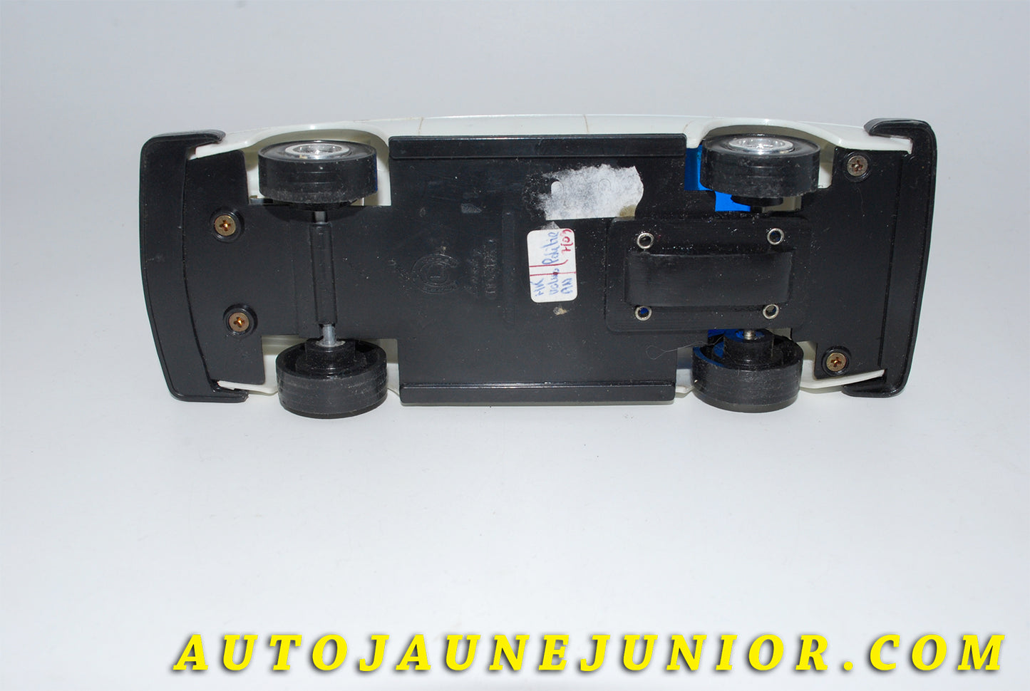 Le #3460 - Lucky - Volvo - 244 Police Hollandaise est en vente sur Auto Jaune Junior ! Tekno, Politoys, Mebetoys, Mercury, Joal, Diapet, Märklin, TootsieToys.Vous avez le même jouet ? Profitez de notre expertise pour vous accompagner dans la vente de vos modèles ou votre collection ! Nous achetons tous lots de miniatures ! Contactez nous ! contact@autojaunejunior.com.
