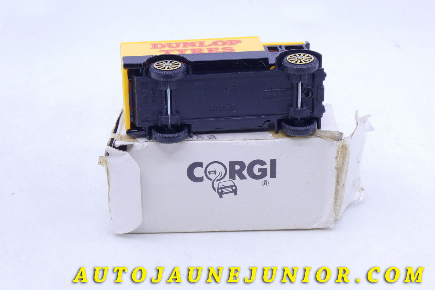 Le #3729 - Corgi Toys - AEC - Van "Dunlop Tyres" (Boitage promotionnel) est en vente sur Auto Jaune Junior ! Tekno, Politoys, Mebetoys, Mercury, Joal, Diapet, Märklin, TootsieToys.Vous avez le même jouet ? Profitez de notre expertise pour vous accompagner dans la vente de vos modèles ou votre collection ! Nous achetons tous lots de miniatures ! Contactez nous ! contact@autojaunejunior.com.