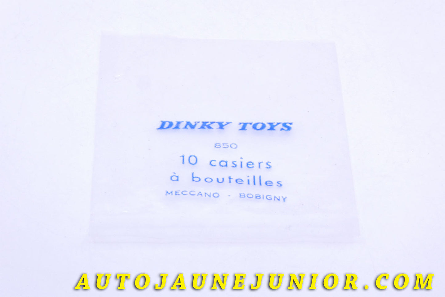 Le #3914 - Dinky Toys - Sachet d'accesoires vides - 10 Casiers à Bouteilles (Original) - Provenance "Collection R.Goirand" est en vente sur Auto Jaune Junior ! Tekno, Politoys, Mebetoys, Mercury, Joal, Diapet, Märklin, TootsieToys.Vous avez le même jouet ? Profitez de notre expertise pour vous accompagner dans la vente de vos modèles ou votre collection ! Nous achetons tous lots de miniatures ! Contactez nous ! contact@autojaunejunior.com.