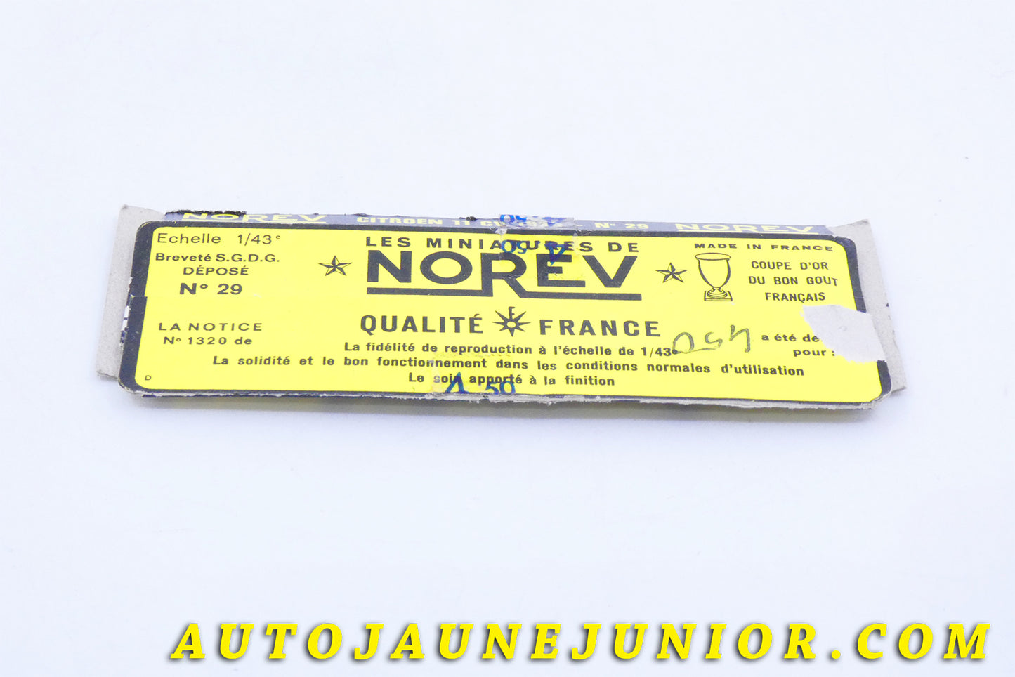 Le #3981 - Norev - Citroën - Socle original boite Mica - 11 BL 1936 est en vente sur Auto Jaune Junior ! Tekno, Politoys, Mebetoys, Mercury, Joal, Diapet, Märklin, TootsieToys.Vous avez le même jouet ? Profitez de notre expertise pour vous accompagner dans la vente de vos modèles ou votre collection ! Nous achetons tous lots de miniatures ! Contactez nous ! contact@autojaunejunior.com.
