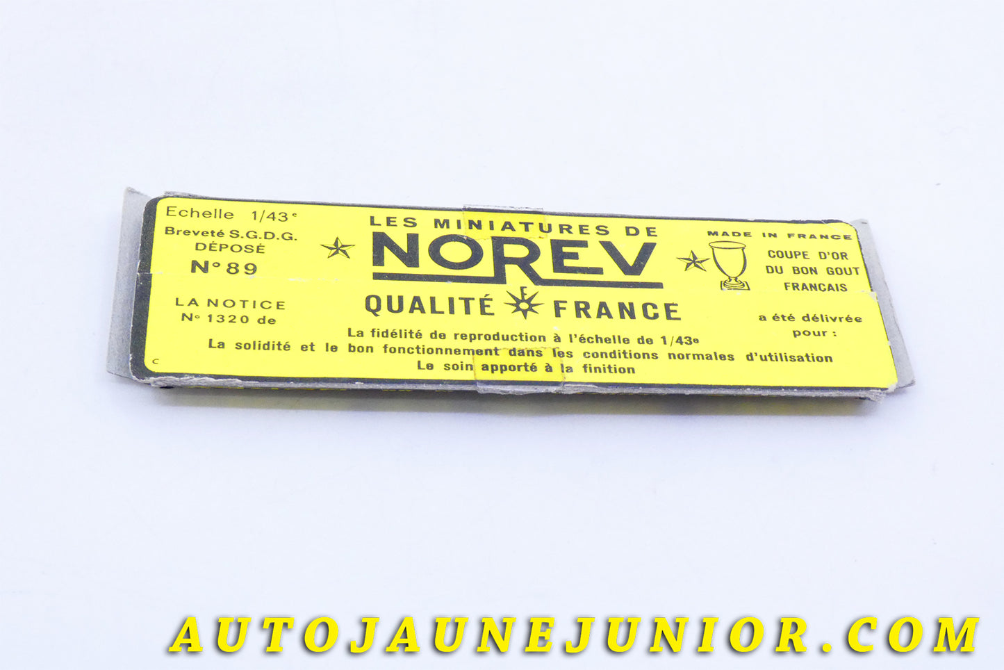 Le #3985 - Norev - Peugeot - Socle original boite Mica - 304 (Rare !) est en vente sur Auto Jaune Junior ! Tekno, Politoys, Mebetoys, Mercury, Joal, Diapet, Märklin, TootsieToys.Vous avez le même jouet ? Profitez de notre expertise pour vous accompagner dans la vente de vos modèles ou votre collection ! Nous achetons tous lots de miniatures ! Contactez nous ! contact@autojaunejunior.com.