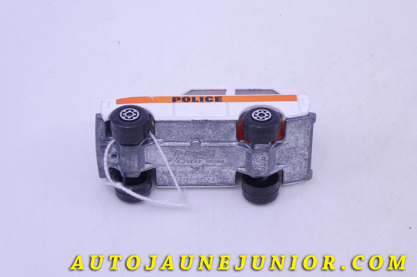 Le Matchbox Land-Rover Police Patrol est en vente sur Auto Jaune Junior ! Découvrez nos collections de diecast Tekno, Politoys, Mebetoys, Mercury, Joal, Diapet, Märklin, TootsieToys.AutoJaune Junior ; Vous avez le même jouet ? Profitez de notre expertise pour vous accompagner dans la vente de vos modèles ou votre collection ! Nous achetons tous lots de miniatures ! Contactez nous !