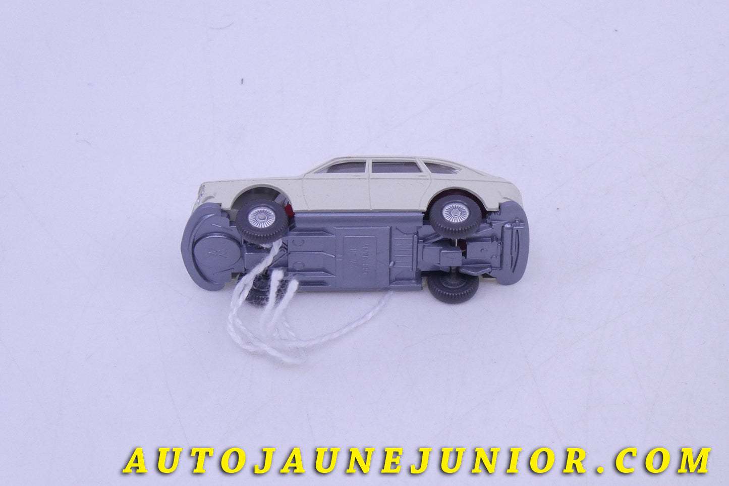 Le Wiking Volkswagen 411 Berline est en vente sur Auto Jaune Junior ! Découvrez nos collections de diecast Tekno, Politoys, Mebetoys, Mercury, Joal, Diapet, Märklin, TootsieToys.AutoJaune Junior ; Vous avez le même jouet ? Profitez de notre expertise pour vous accompagner dans la vente de vos modèles ou votre collection ! Nous achetons tous lots de miniatures ! Contactez nous !