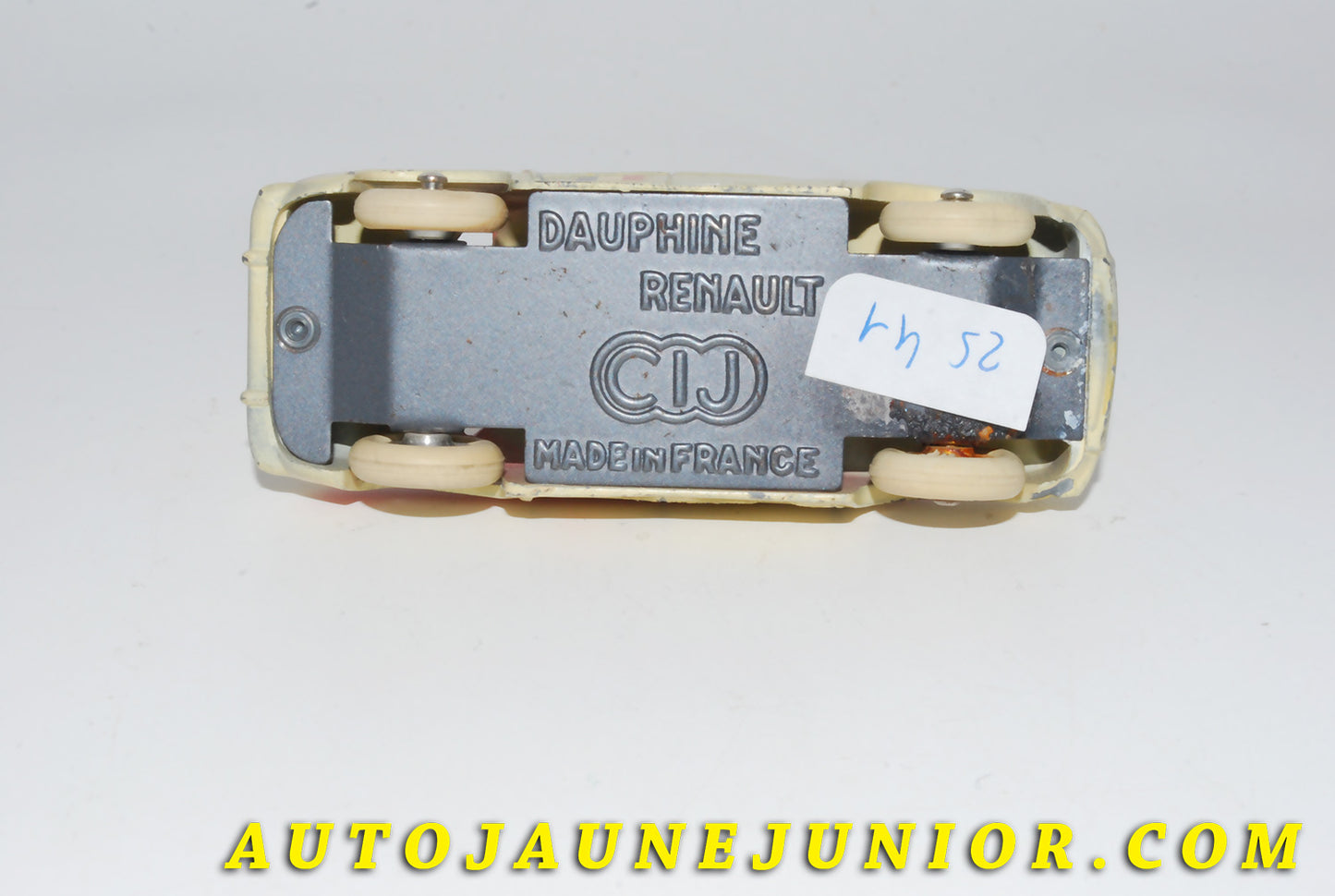 Le #4108 - C-I-J - Renault - Dauphine Bicolore (RARE !) est en vente sur Auto Jaune Junior ! Tekno, Politoys, Mebetoys, Mercury, Joal, Diapet, Märklin, TootsieToys.Vous avez le même jouet ? Profitez de notre expertise pour vous accompagner dans la vente de vos modèles ou votre collection ! Nous achetons tous lots de miniatures ! Contactez nous ! contact@autojaunejunior.com.