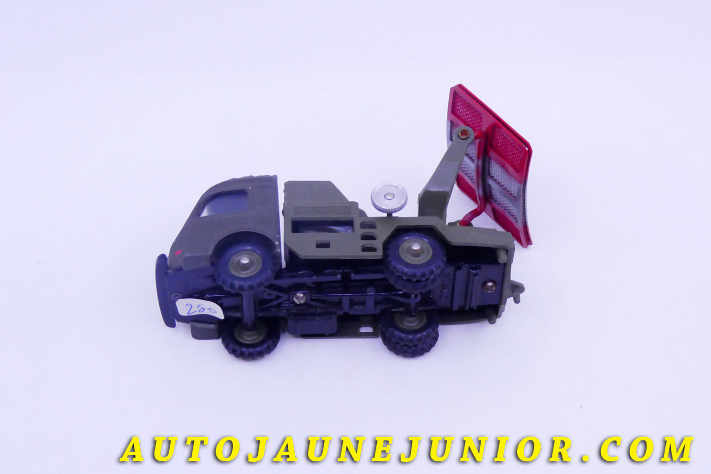 Le #4111 - C-I-J - Renault - 2,5T camion radar militaire est en vente sur Auto Jaune Junior ! Tekno, Politoys, Mebetoys, Mercury, Joal, Diapet, Märklin, TootsieToys.Vous avez le même jouet ? Profitez de notre expertise pour vous accompagner dans la vente de vos modèles ou votre collection ! Nous achetons tous lots de miniatures ! Contactez nous ! contact@autojaunejunior.com.