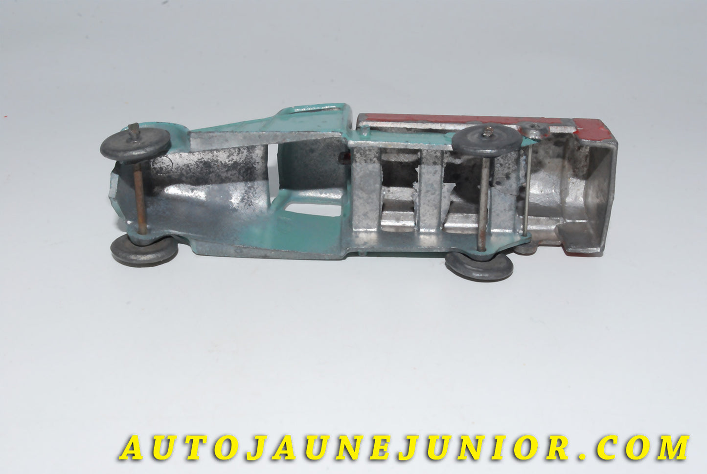 Le #4151 - AR - Peugeot - 301 citerne est en vente sur Auto Jaune Junior ! Tekno, Politoys, Mebetoys, Mercury, Joal, Diapet, Märklin, TootsieToys.Vous avez le même jouet ? Profitez de notre expertise pour vous accompagner dans la vente de vos modèles ou votre collection ! Nous achetons tous lots de miniatures ! Contactez nous ! contact@autojaunejunior.com.