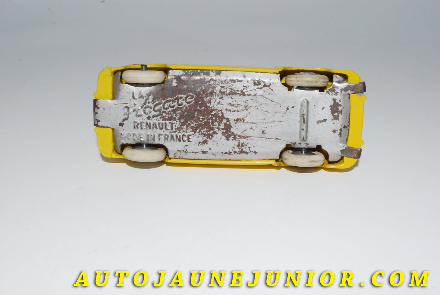 Le #4159 - C-I-J - Renault - Frégate calandre à barres est en vente sur Auto Jaune Junior ! Tekno, Politoys, Mebetoys, Mercury, Joal, Diapet, Märklin, TootsieToys.Vous avez le même jouet ? Profitez de notre expertise pour vous accompagner dans la vente de vos modèles ou votre collection ! Nous achetons tous lots de miniatures ! Contactez nous ! contact@autojaunejunior.com.