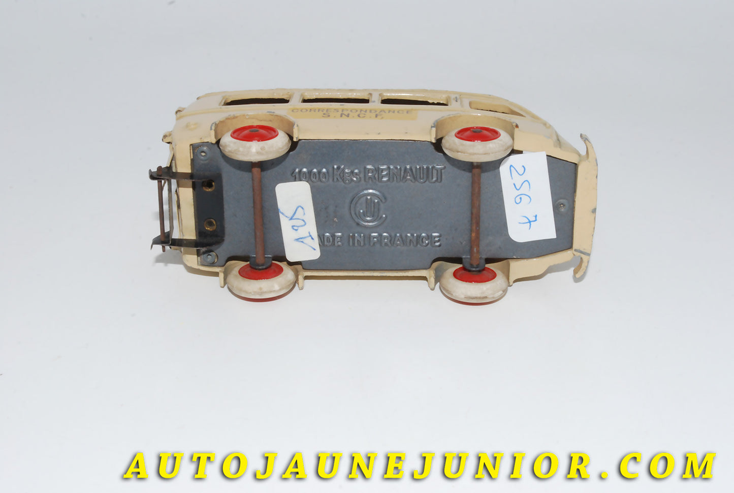 Le #4181 - C-I-J - Renault - 1000Kgs car correspondance SNCF est en vente sur Auto Jaune Junior ! Tekno, Politoys, Mebetoys, Mercury, Joal, Diapet, Märklin, TootsieToys.Vous avez le même jouet ? Profitez de notre expertise pour vous accompagner dans la vente de vos modèles ou votre collection ! Nous achetons tous lots de miniatures ! Contactez nous ! contact@autojaunejunior.com.