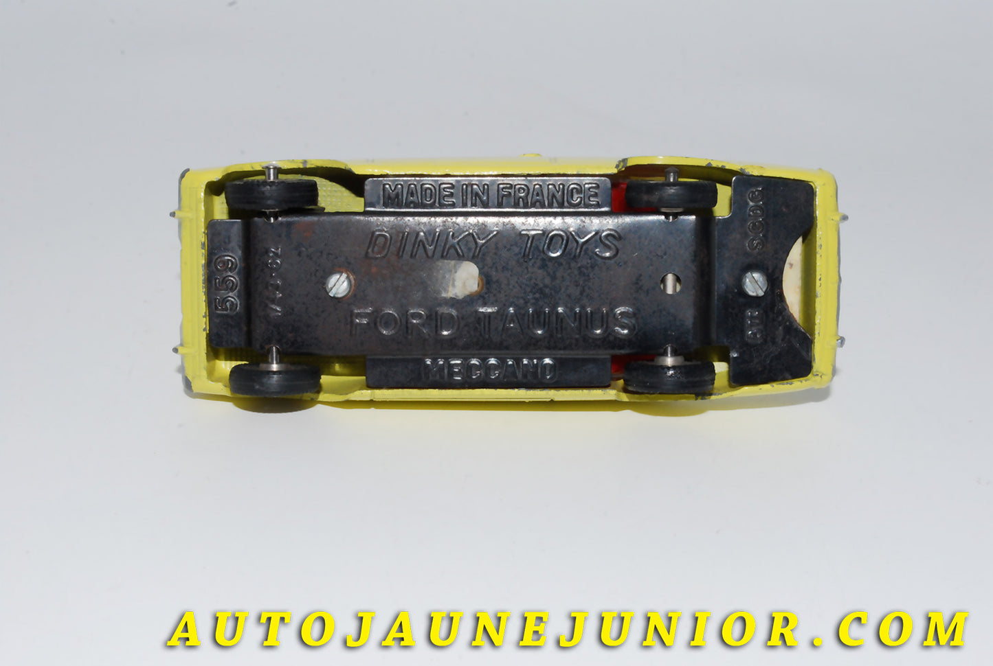 Le #4190 - Dinky Toys - Ford - Taunus POCH - RARE !!!!! est en vente sur Auto Jaune Junior ! Tekno, Politoys, Mebetoys, Mercury, Joal, Diapet, Märklin, TootsieToys.Vous avez le même jouet ? Profitez de notre expertise pour vous accompagner dans la vente de vos modèles ou votre collection ! Nous achetons tous lots de miniatures ! Contactez nous ! contact@autojaunejunior.com.