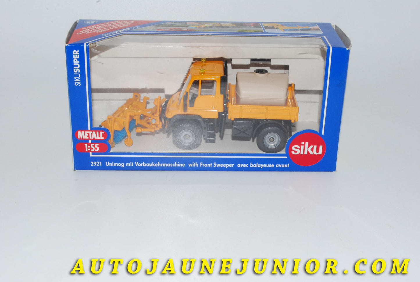 Le #4222 - Siku - Mercedes - Camion Unimog bavec balayeuse avant est en vente sur Auto Jaune Junior ! Tekno, Politoys, Mebetoys, Mercury, Joal, Diapet, Märklin, TootsieToys.Vous avez le même jouet ? Profitez de notre expertise pour vous accompagner dans la vente de vos modèles ou votre collection ! Nous achetons tous lots de miniatures ! Contactez nous ! contact@autojaunejunior.com.