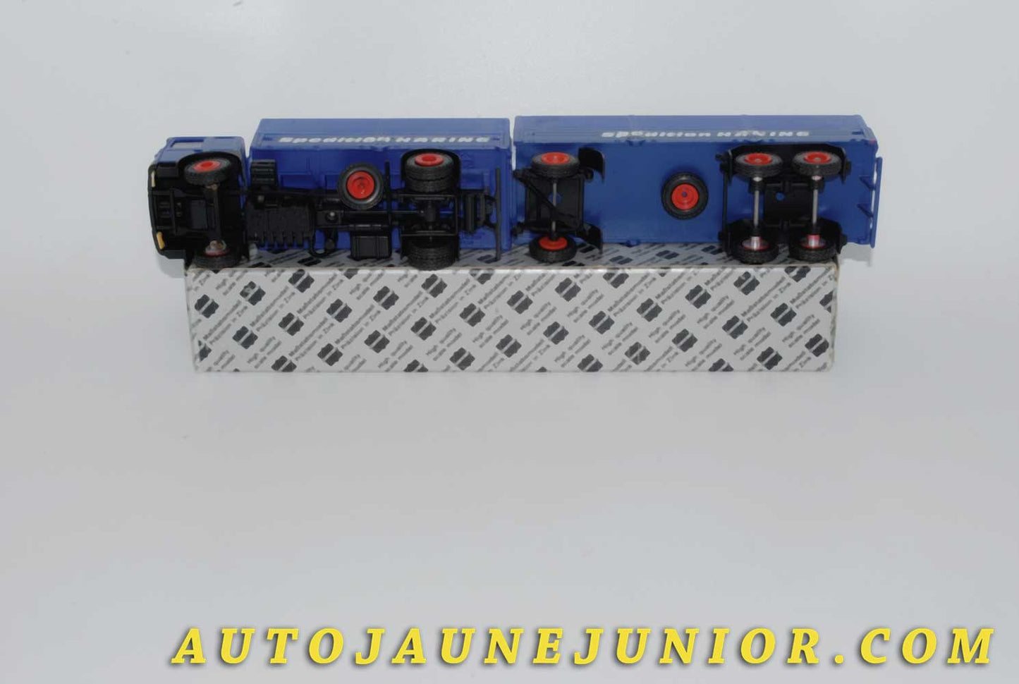 Le #4225 - Conrad - Man - Man F90 Semi-remorque bâché "Spédition Häring" est en vente sur Auto Jaune Junior ! Tekno, Politoys, Mebetoys, Mercury, Joal, Diapet, Märklin, TootsieToys.Vous avez le même jouet ? Profitez de notre expertise pour vous accompagner dans la vente de vos modèles ou votre collection ! Nous achetons tous lots de miniatures ! Contactez nous ! contact@autojaunejunior.com.