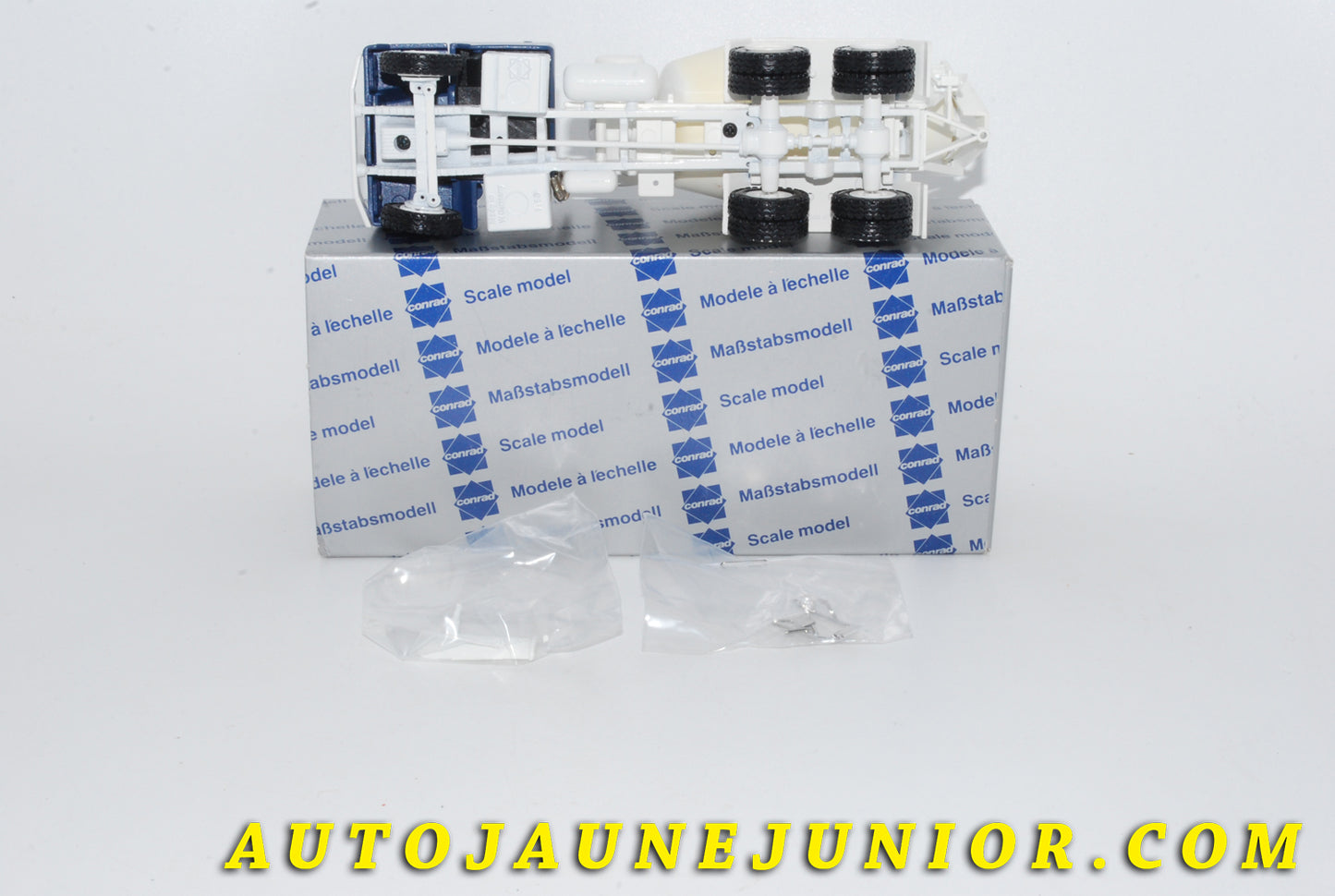 Le #4236 - Conrad - Mack - Toupie à béton Camion ELBA 3 axes 'EVANS' blanc est en vente sur Auto Jaune Junior ! Tekno, Politoys, Mebetoys, Mercury, Joal, Diapet, Märklin, TootsieToys.Vous avez le même jouet ? Profitez de notre expertise pour vous accompagner dans la vente de vos modèles ou votre collection ! Nous achetons tous lots de miniatures ! Contactez nous ! contact@autojaunejunior.com.