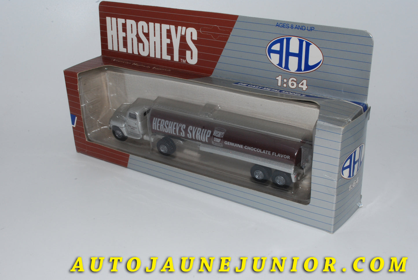 Le #4253 - American Highway Legends - Ford - Ford F-7 tracteur + semi citerne Hershey's est en vente sur Auto Jaune Junior ! Tekno, Politoys, Mebetoys, Mercury, Joal, Diapet, Märklin, TootsieToys.Vous avez le même jouet ? Profitez de notre expertise pour vous accompagner dans la vente de vos modèles ou votre collection ! Nous achetons tous lots de miniatures ! Contactez nous ! contact@autojaunejunior.com.