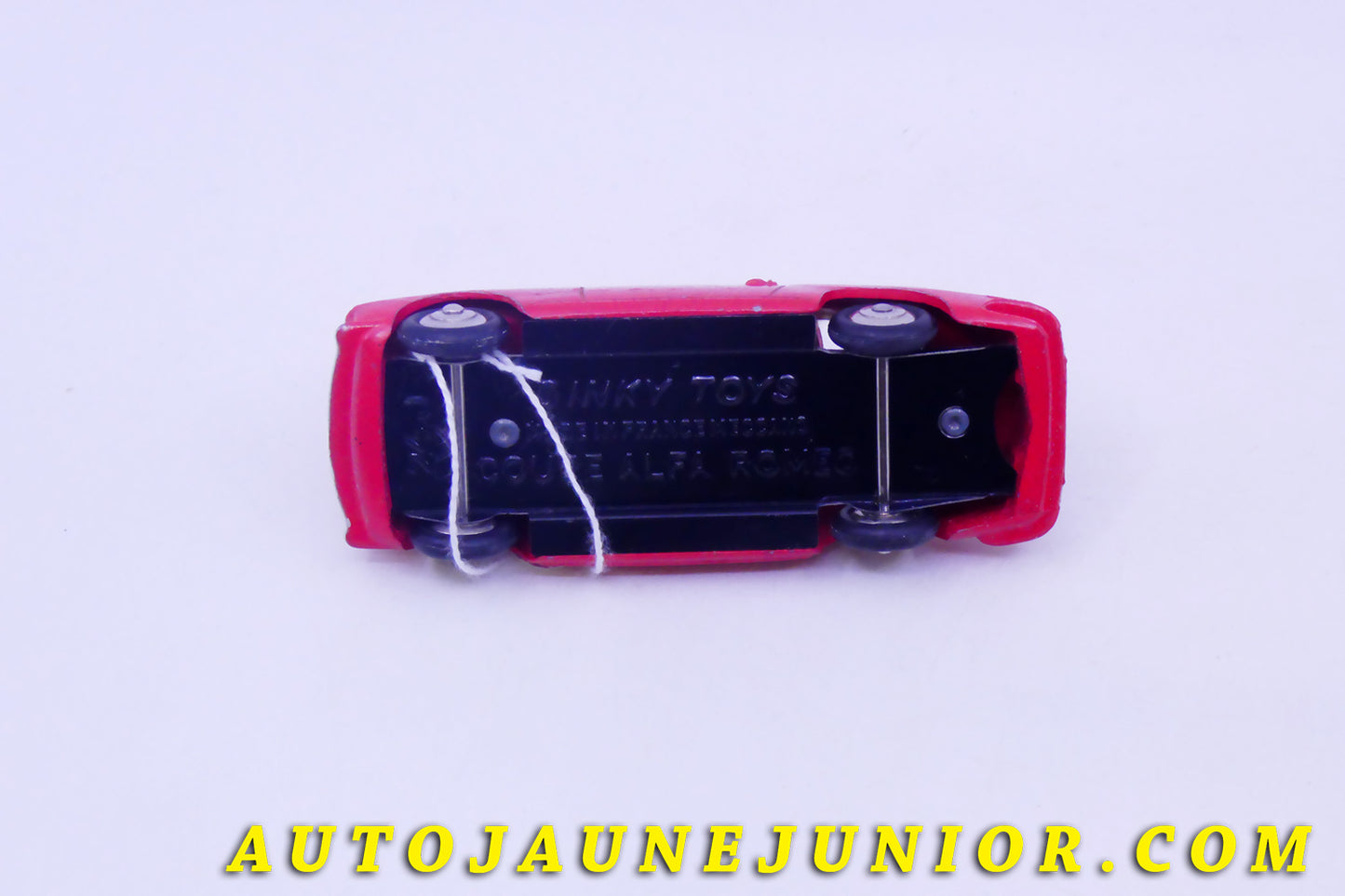 Le #4313 - Dinky Toys - Alfa Roméo - 1900 Coupé est en vente sur Auto Jaune Junior ! Tekno, Politoys, Mebetoys, Mercury, Joal, Diapet, Märklin, TootsieToys.Vous avez le même jouet ? Profitez de notre expertise pour vous accompagner dans la vente de vos modèles ou votre collection ! Nous achetons tous lots de miniatures ! Contactez nous ! contact@autojaunejunior.com.
