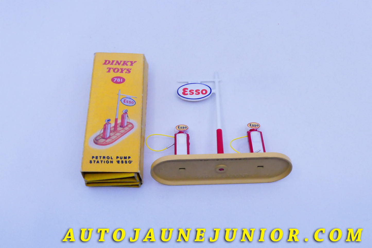 Le #4319 - Dinky Toys - ESSO - îlot avec deux pompes Esso est en vente sur Auto Jaune Junior ! Tekno, Politoys, Mebetoys, Mercury, Joal, Diapet, Märklin, TootsieToys.Vous avez le même jouet ? Profitez de notre expertise pour vous accompagner dans la vente de vos modèles ou votre collection ! Nous achetons tous lots de miniatures ! Contactez nous ! contact@autojaunejunior.com.