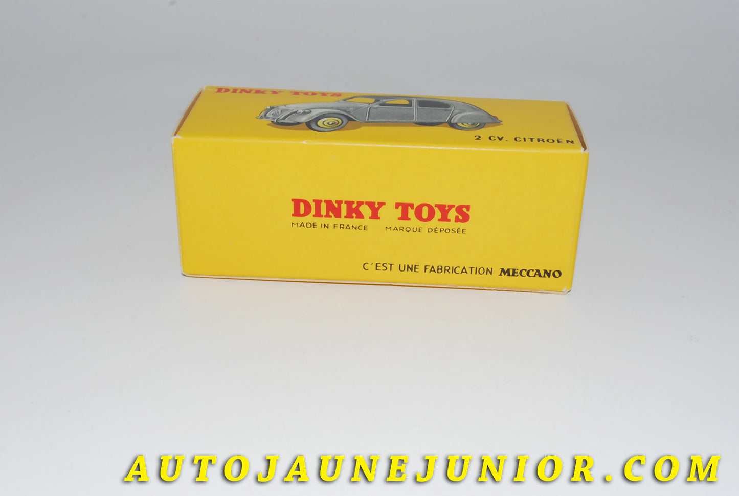 Le #4402 - Dinky Toys - Citroën - Boite vide repro 2 CV est en vente sur Auto Jaune Junior ! Tekno, Politoys, Mebetoys, Mercury, Joal, Diapet, Märklin, TootsieToys.Vous avez le même jouet ? Profitez de notre expertise pour vous accompagner dans la vente de vos modèles ou votre collection ! Nous achetons tous lots de miniatures ! Contactez nous ! contact@autojaunejunior.com.