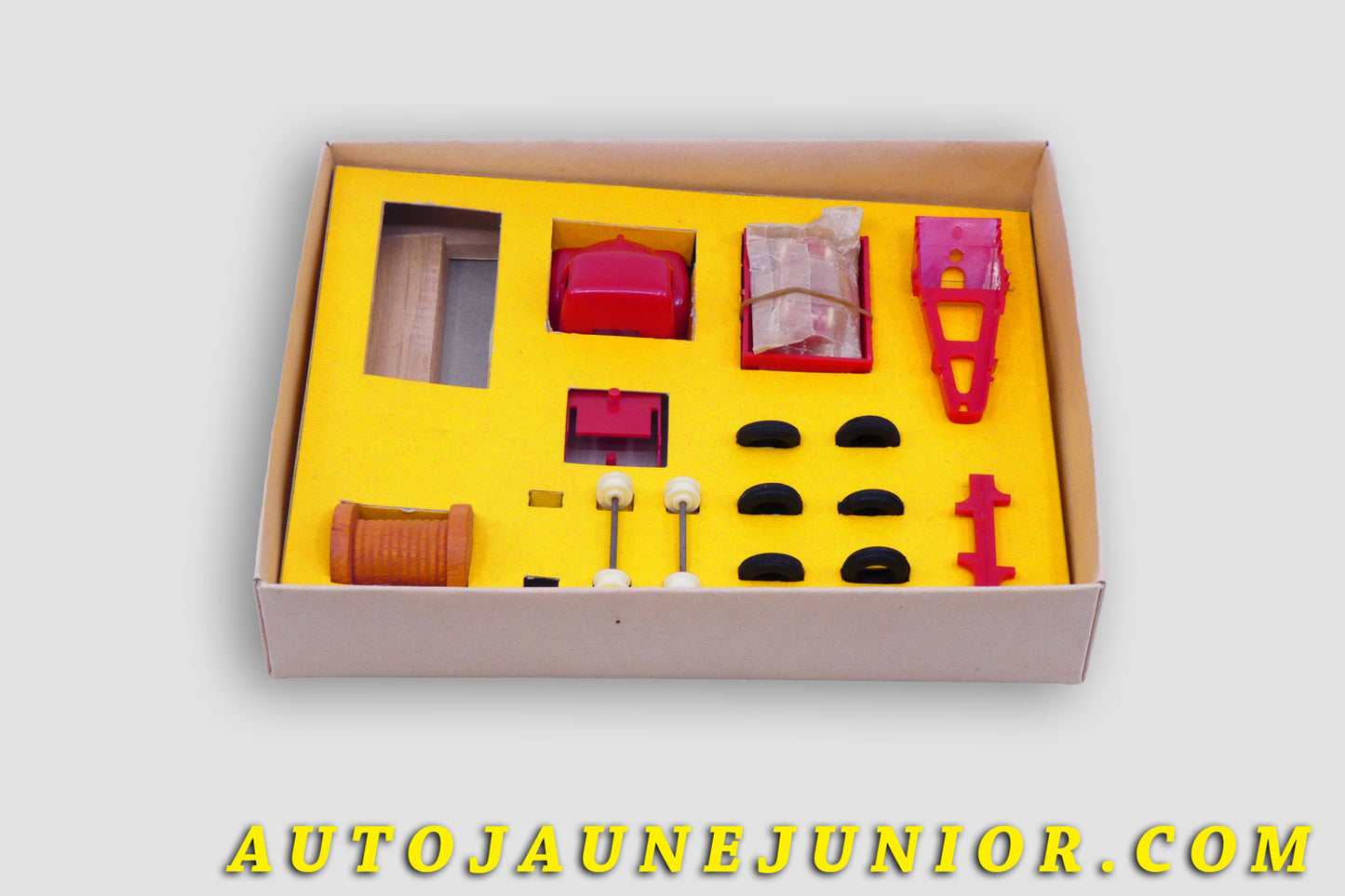Le #4437 - Joustra - Coffret 1954 - "Boite de composition" - 6 Camions en 1 est en vente sur Auto Jaune Junior ! Tekno, Politoys, Mebetoys, Mercury, Joal, Diapet, Märklin, TootsieToys.Vous avez le même jouet ? Profitez de notre expertise pour vous accompagner dans la vente de vos modèles ou votre collection ! Nous achetons tous lots de miniatures ! Contactez nous ! contact@autojaunejunior.com.