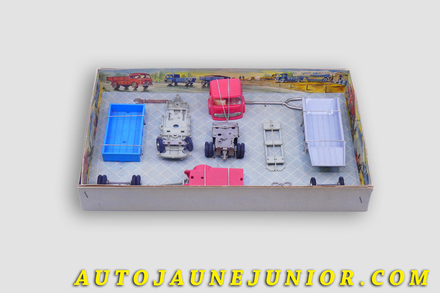 Le #4438 - DUX - Mercedes - Coffret de montage - Cabine LP 3226 avec Benne, Plateau, cabinne, chassis… est en vente sur Auto Jaune Junior ! Tekno, Politoys, Mebetoys, Mercury, Joal, Diapet, Märklin, TootsieToys.Vous avez le même jouet ? Profitez de notre expertise pour vous accompagner dans la vente de vos modèles ou votre collection ! Nous achetons tous lots de miniatures ! Contactez nous ! contact@autojaunejunior.com.