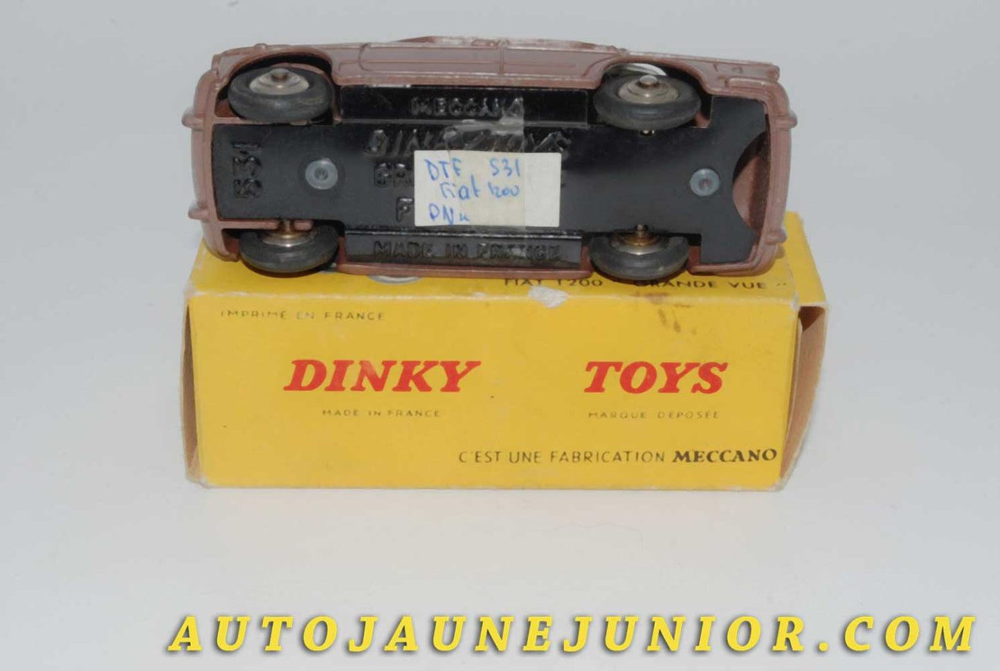 Le #4504 - Dinky Toys - Fiat - 1200 Grande Vue est en vente sur Auto Jaune Junior ! Tekno, Politoys, Mebetoys, Mercury, Joal, Diapet, Märklin, TootsieToys.Vous avez le même jouet ? Profitez de notre expertise pour vous accompagner dans la vente de vos modèles ou votre collection ! Nous achetons tous lots de miniatures ! Contactez nous ! contact@autojaunejunior.com.