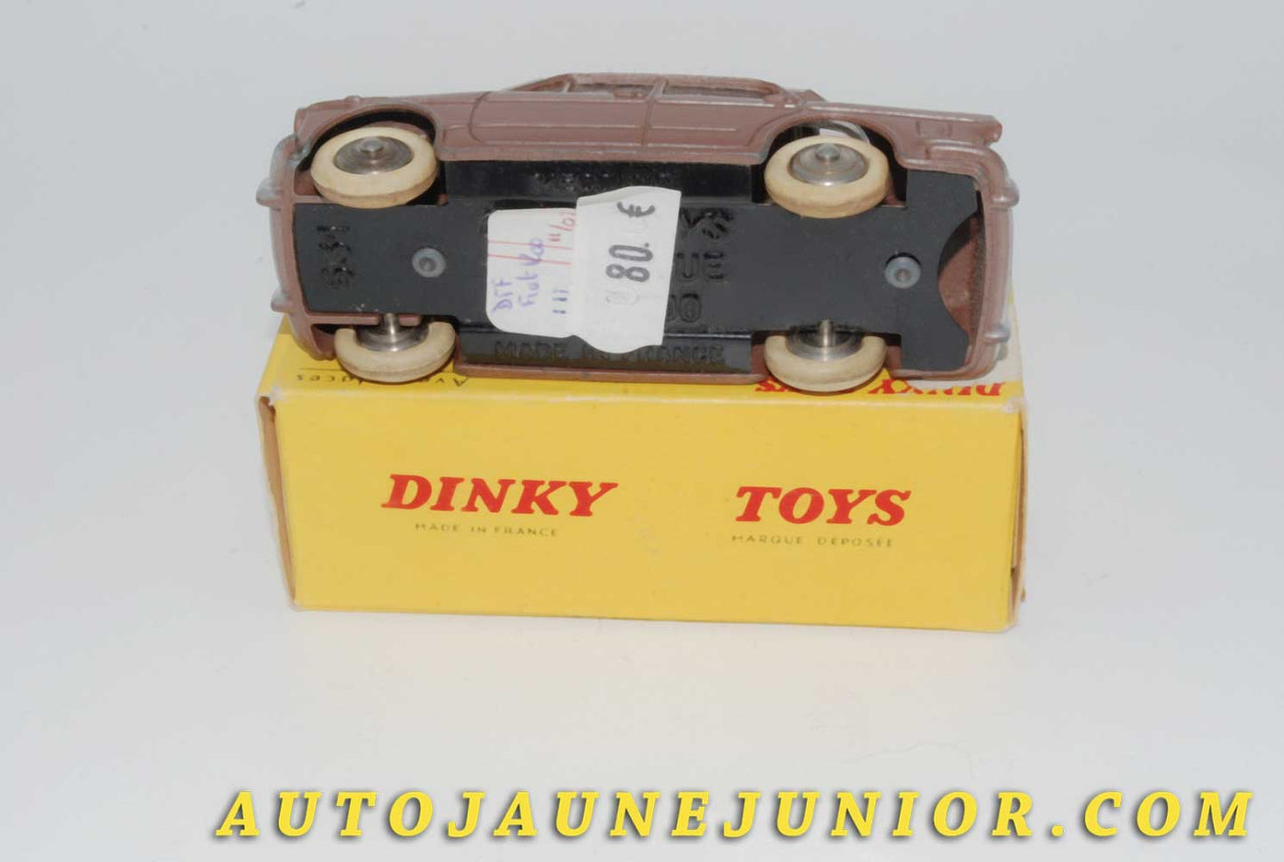 Le #4506 - Dinky Toys - Fiat - 1200 Grande Vue (Rare boite Maxons's !) est en vente sur Auto Jaune Junior ! Tekno, Politoys, Mebetoys, Mercury, Joal, Diapet, Märklin, TootsieToys.Vous avez le même jouet ? Profitez de notre expertise pour vous accompagner dans la vente de vos modèles ou votre collection ! Nous achetons tous lots de miniatures ! Contactez nous ! contact@autojaunejunior.com.